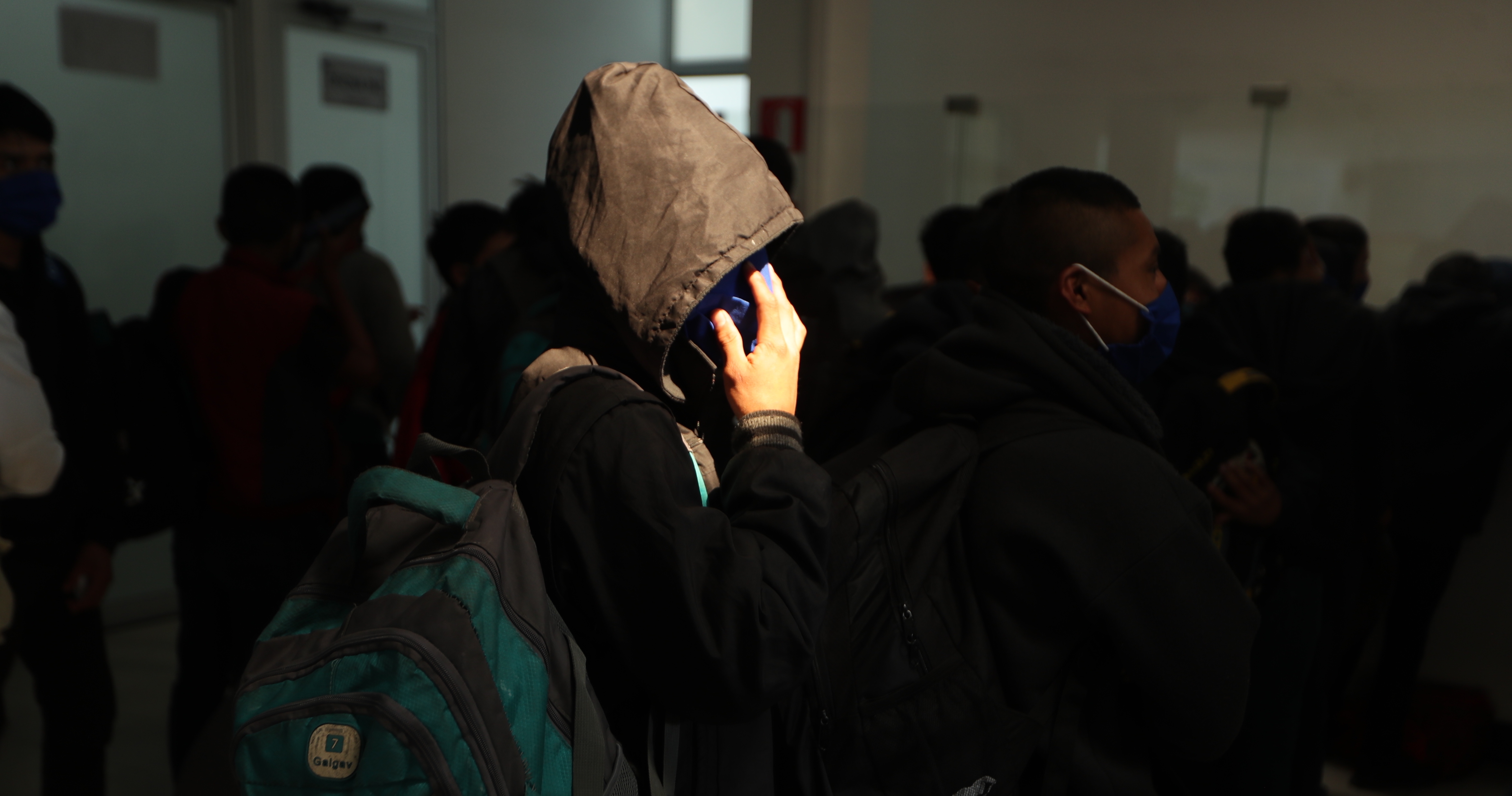 Repatrian  a 103 menores de edad guatemaltecos que viajaban solos a Estados Unidos, y 27 ncleos familiares.  Los menores de edad no acompaados iban en el grupo de 329 migrantes, la mayora de Guatemala, que buscaban llegar a EE. UU., pero fueron abandonados en un furgn en una carretera de Veracruz, Mxico. El da de hoy hicieron su arribo a la Fuerza Area Guatemalteca (FAG) .





Fotografa  Esbin Garcia 08-03-23