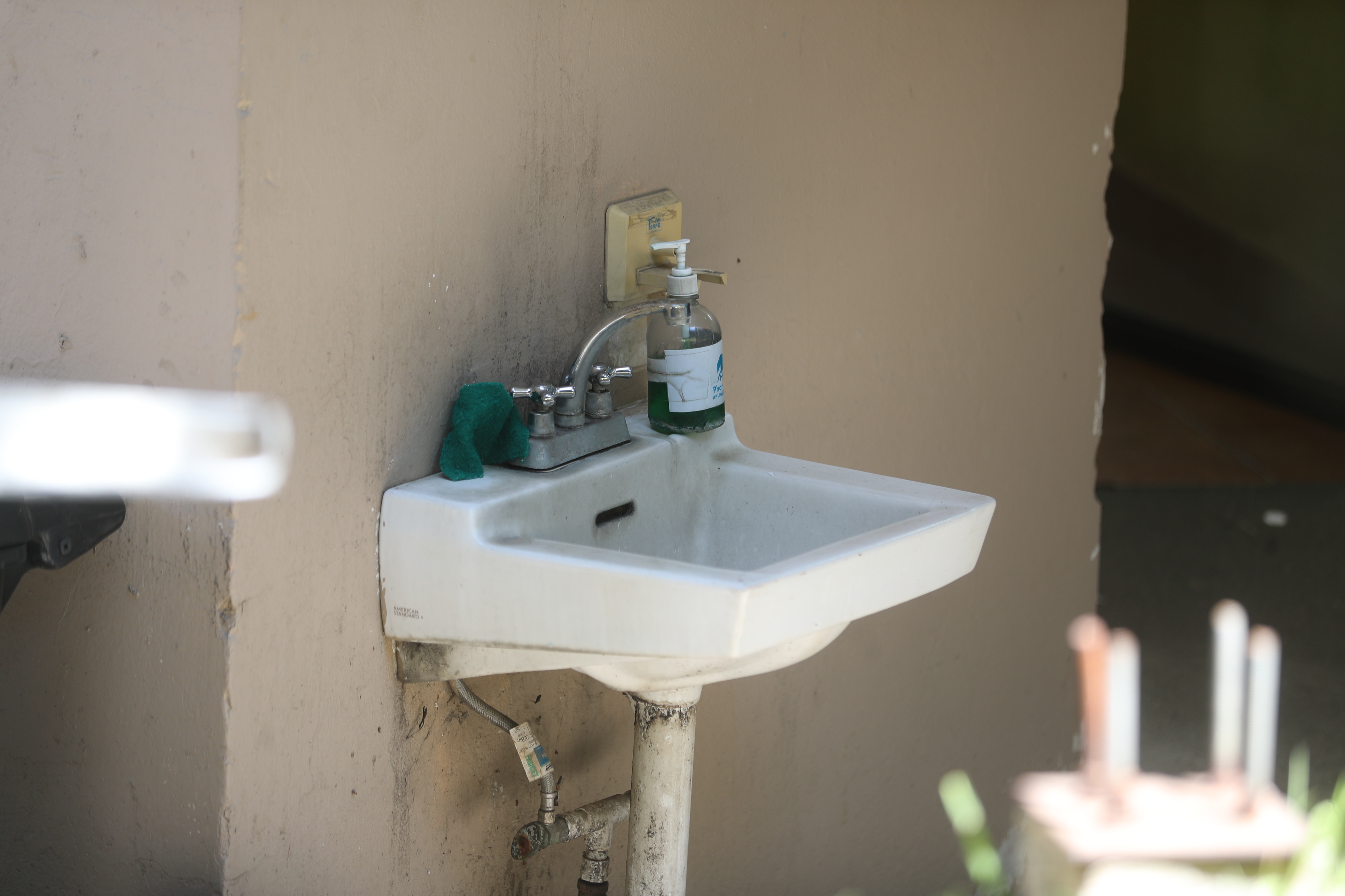 HOSPITAL ANTIGUA, FALTA DE AGUA. Se visit las instalaciones del Hospital Nacional de Antigua Guatemala, Sacatepquez para verificar la tenencia de agua potable en los diferentes pabellones, pues algunas reas suspendieron labores por no tener el lquido vital. Al estar en el lugar, de parte de Comunicacin Social se nos inform que ya estaba restablecido y que el problema se haba dado, por problemas con la energa elctrica. En la imagen, Hospital Nacional Pedro de Betancourt en la Antigua Guatemala.

Juan Diego Gonzlez.  030323