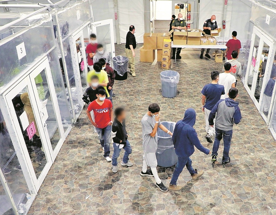 Menores de edad procesados en un centro de detención en Donna, Texas. (Foto Prensa Libre: EFE)