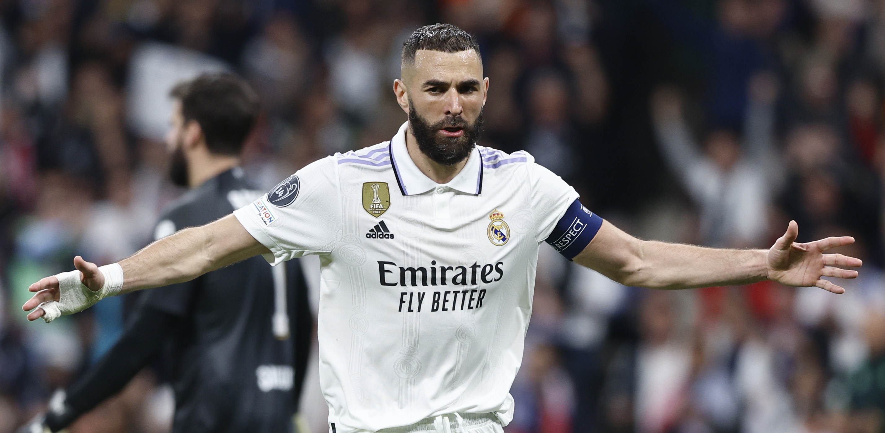 El delantero del Real Madrid Karim Benzemá celebra tras marcar ante el Liverpool. (Foto Prensa Libre: EFE)