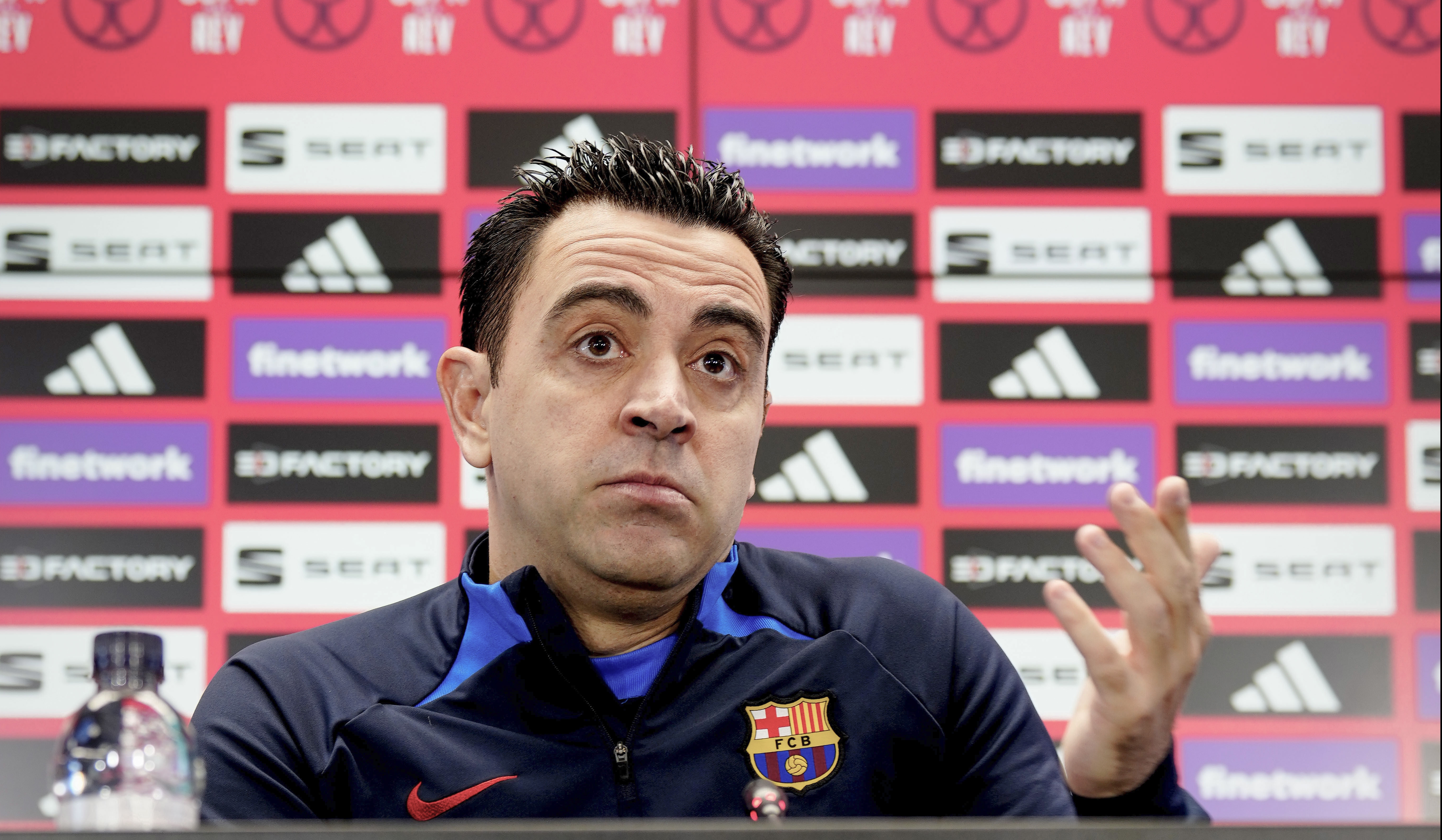 Xavi tiene el respaldo de la directiva culé que está a punto de renovarle su contrato. (Foto Prensa Libre: EFE)