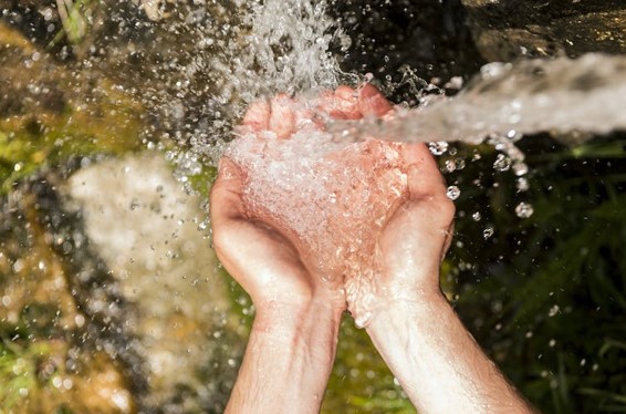 Son muchos los motivos para beber agua, incluso sin sed