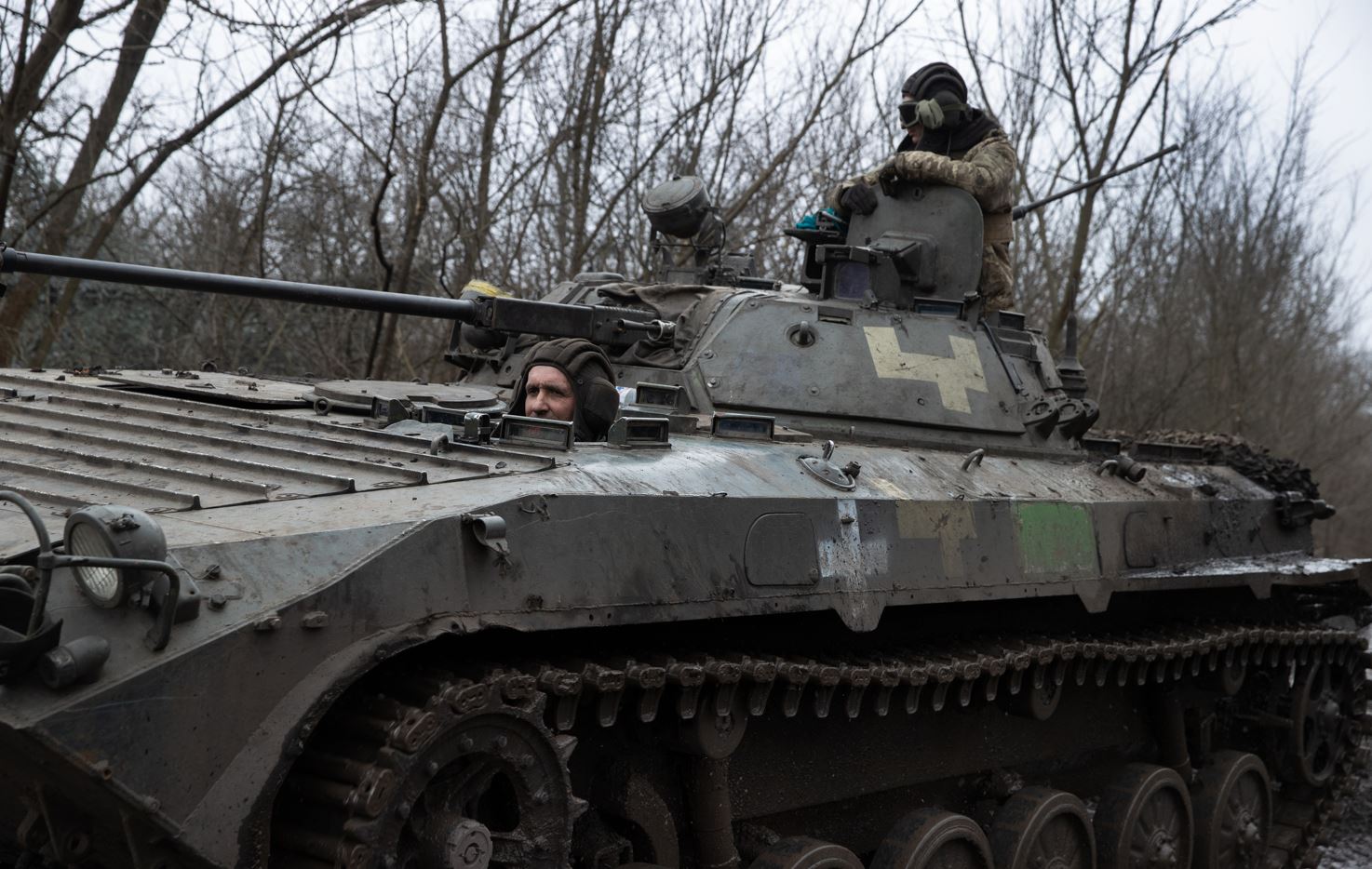 La tripulación de tanques de la brigada 72 de Ucrania estaciona su vehículo cerca del frente de guerra, en el óblast de Donetsk de Ucrania, el 25 de febrero de 2023. (Tyler Hicks/The New York Times)