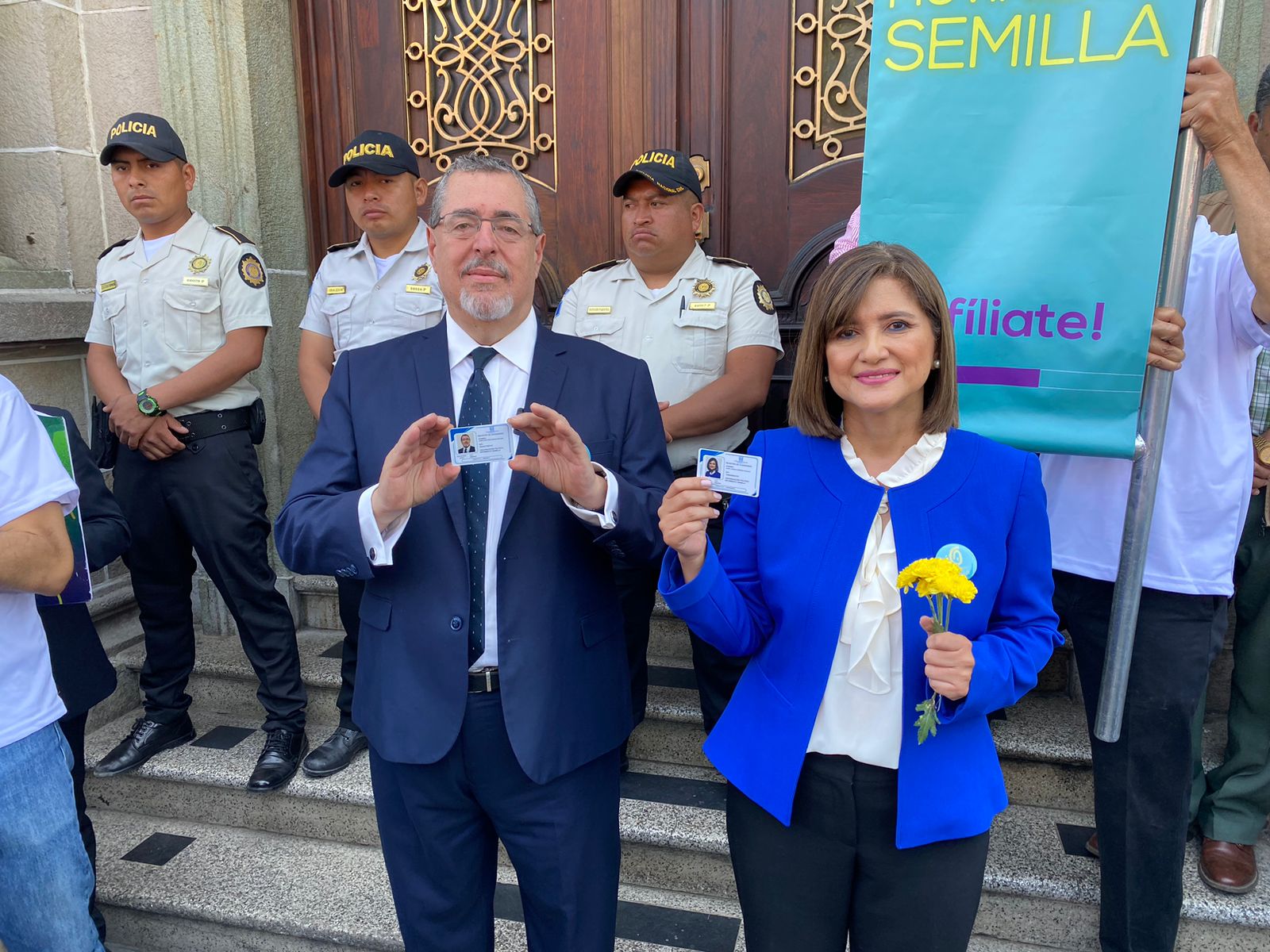 Bernardo Arévalo y Karin Herrera reciben credenciales del Tribunal Supremo Electoral. (Foto Prensa Libre: María José Bonilla).