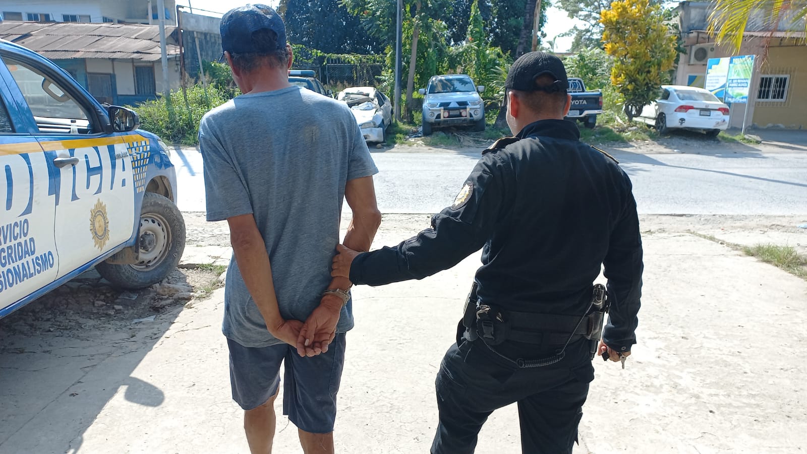 El hombre fue detenido en el mercado de Puerto Barrios. (Foto Prensa Libre: PNC) 