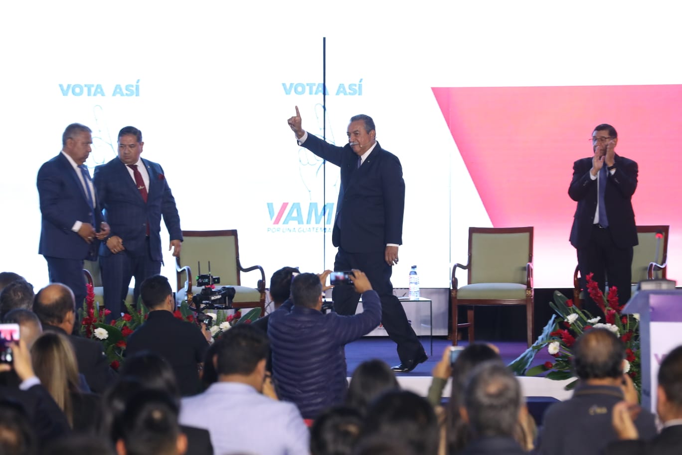 Manuel Conde, candidato a la Presidencia por el partido Vamos, durante la presentación de su plan de gobierno. (Foto Prensa Libre: Roberto López)