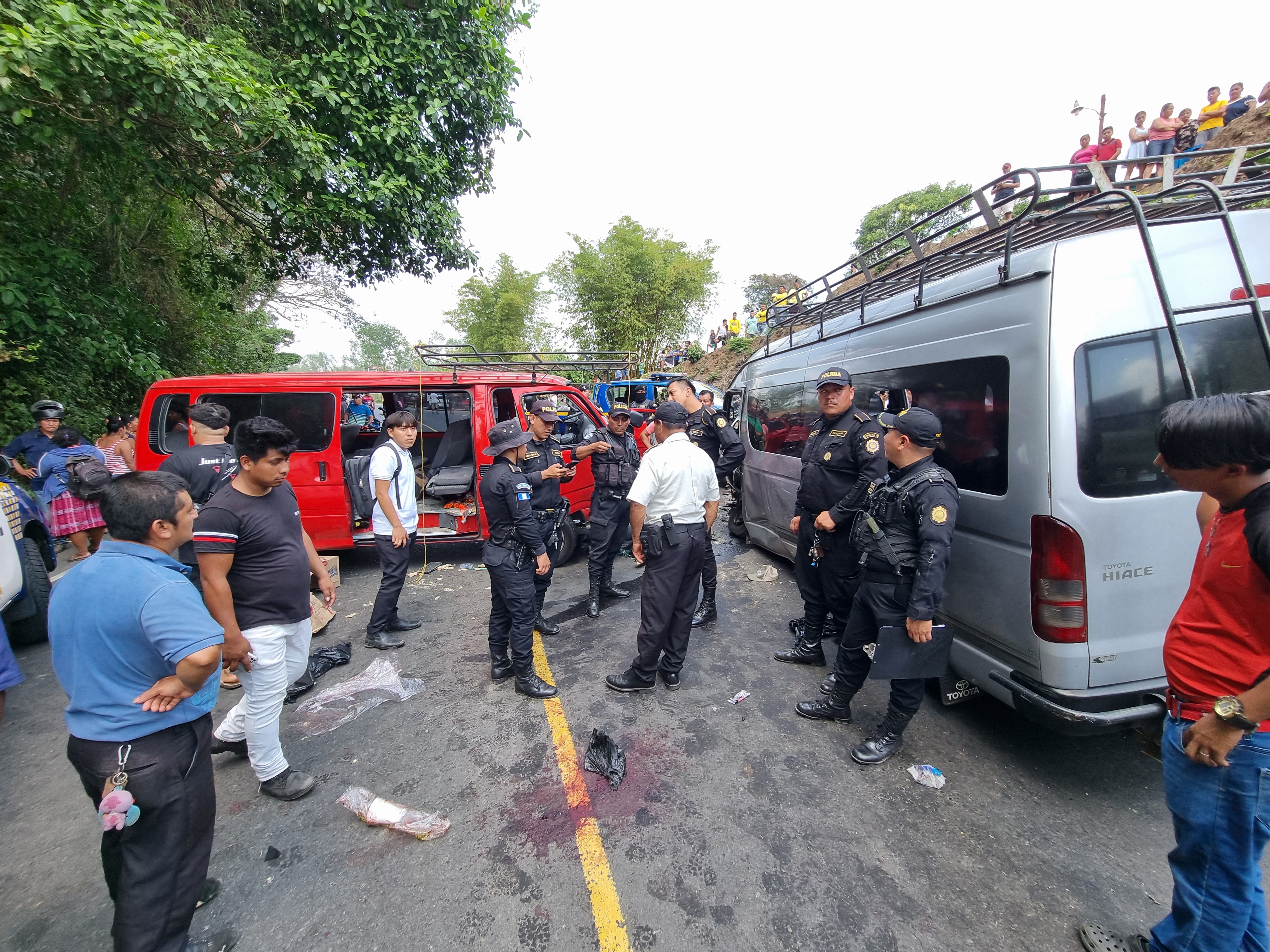 Accidente en el kilómetro 188 de la ruta CA2 dejó como saldo 14 personas heridas. (Foto Prensa Libre: Victoria Ruiz)