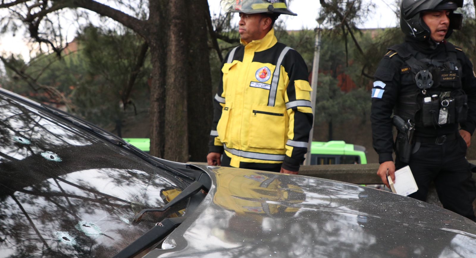 El vehículo en el que se conducía Manuel Arturo Amaya Paredes quedó con varias perforaciones de bala. (Foto Prensa Libre: Bomberos Voluntarios)