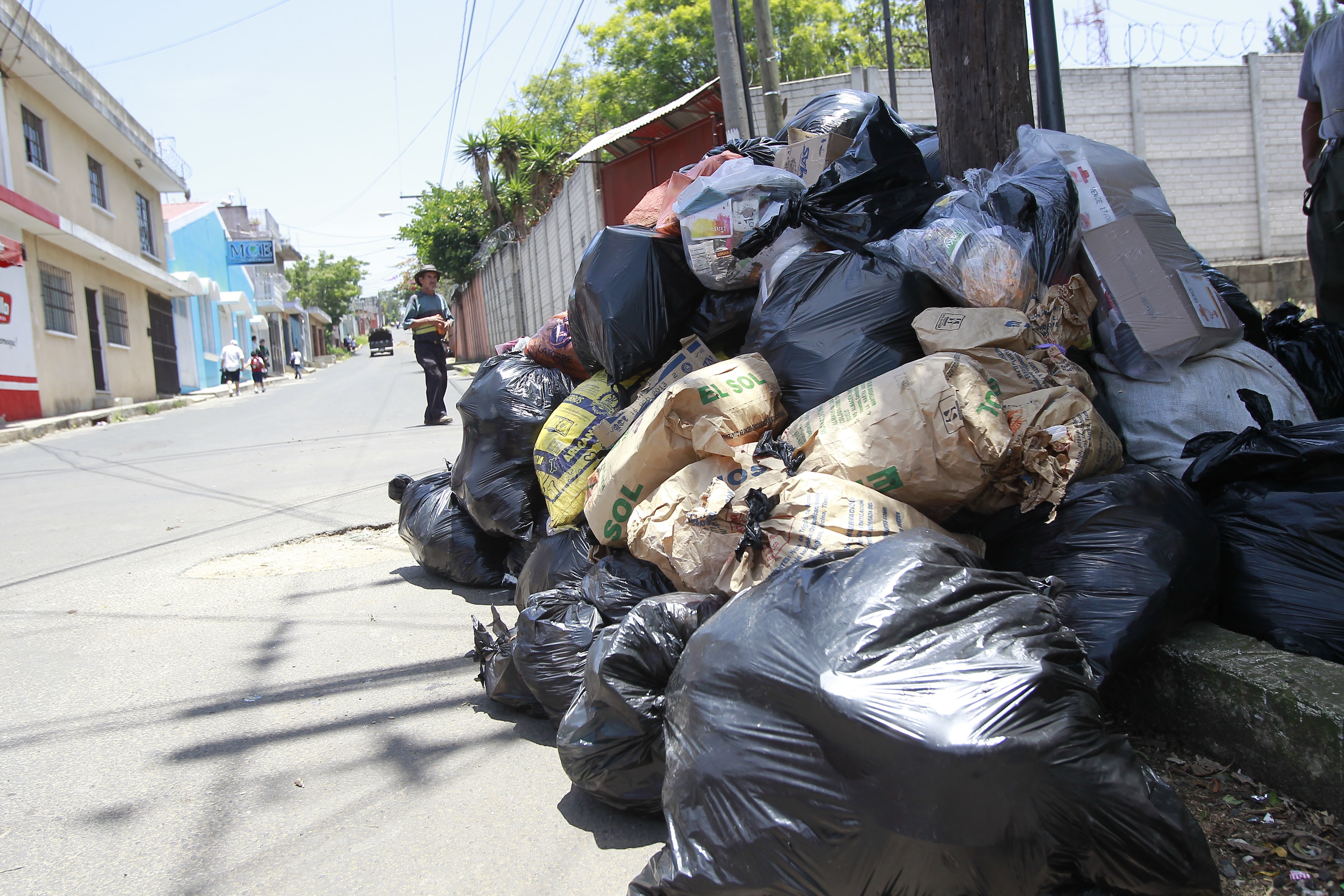 Los basureros clandestinos son un problema ambiental del país. En cinco meses tendría que cobrar vigor el Reglamento para el manejo integral de residuos y desechos sólidos, con el cual la separación de la basura será obligatoria. (Foto Prensa Libre: Hemeroteca PL)