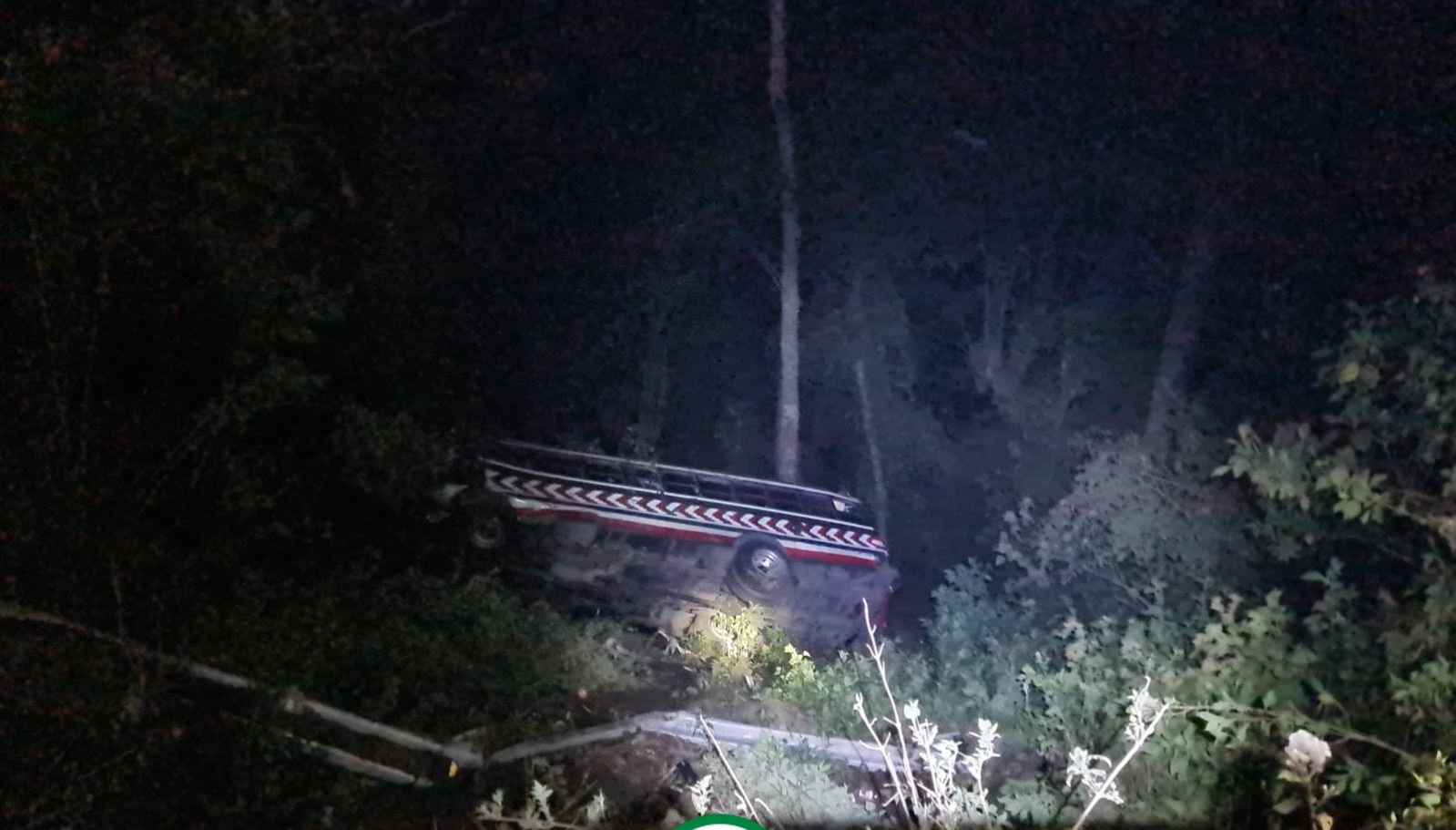 Un bus cae a un barranco en el km  174 de la carretera Interamericana. (Foto Prensa Libre: Bomberos Departamentales)