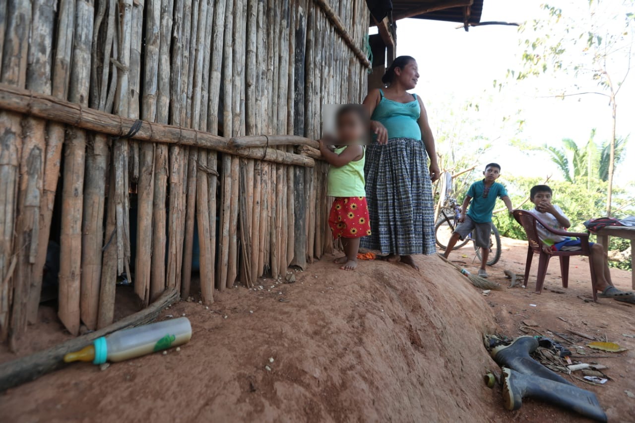 Serapia Juc Quim, de 33 años, clama por comida para ella y sus 4 hijos. Sara Filomena, de casi 2 años, al frente, recién salió del hospital con signos de desnutrición de tipo kwashiorkor. (Foto Prensa Libre: Roberto López)