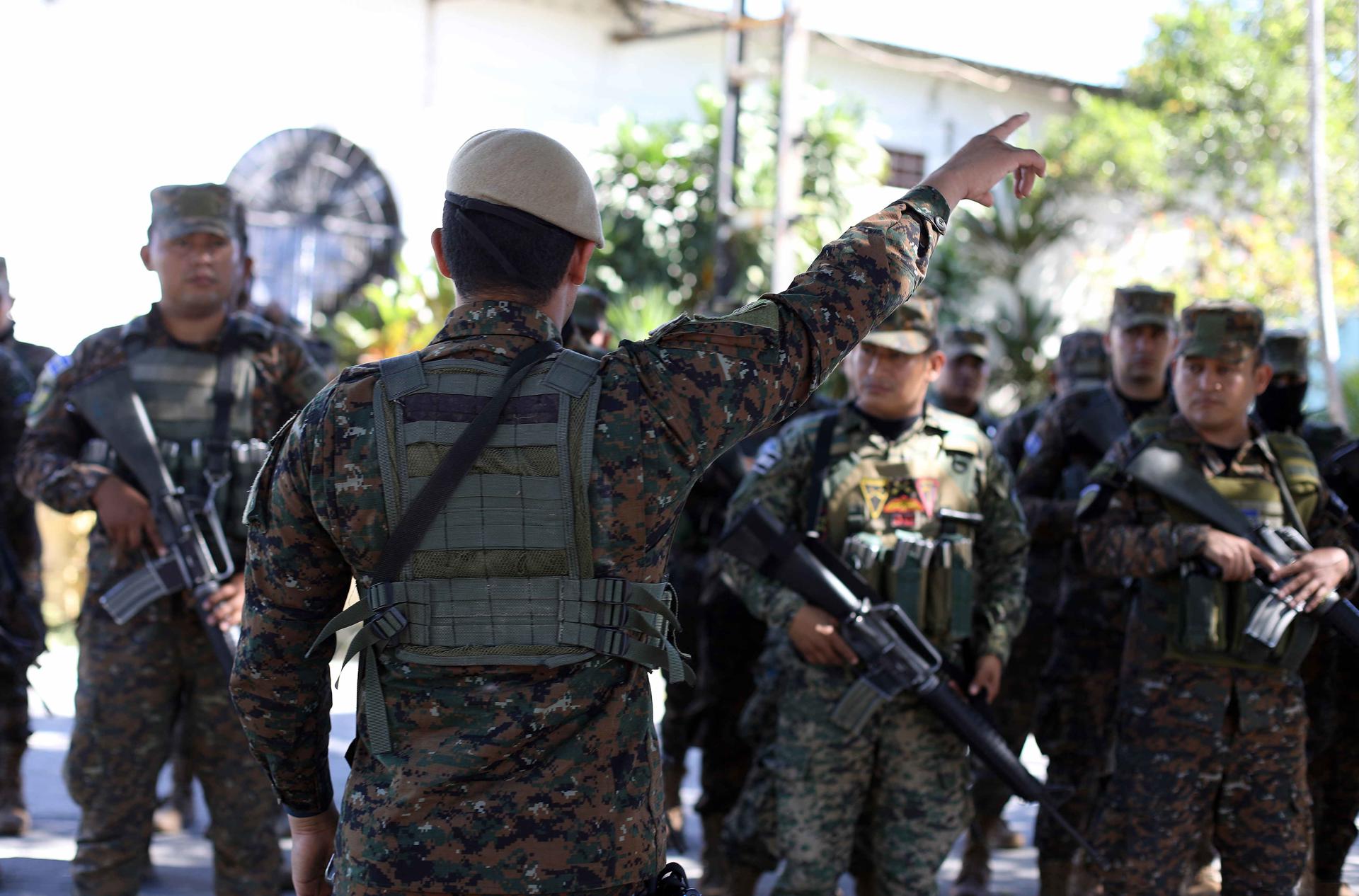 militares en El Salvador