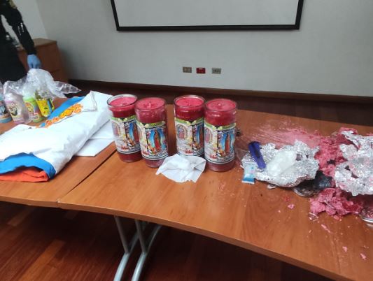 Las bolsas de cocaína estaban escondida entre velas de cera que iban en una encomienda con rumbo a Estados Unidos. (Foto Prensa Libre: PNC)