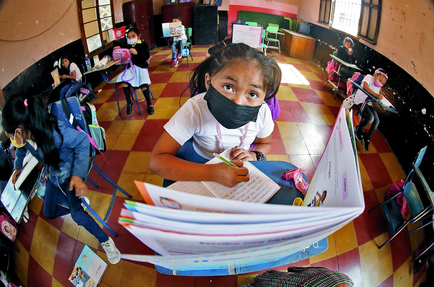 Mejorar la cobertura y el acceso a la educación, así como trabajar en fortalecer la educación bilingüe y la extraescolar, además de trabajar en la formación docente son parte de las acciones inmediatas que se deben realizar en la educación. (Foto Prensa Libre: Hemeroteca PL)