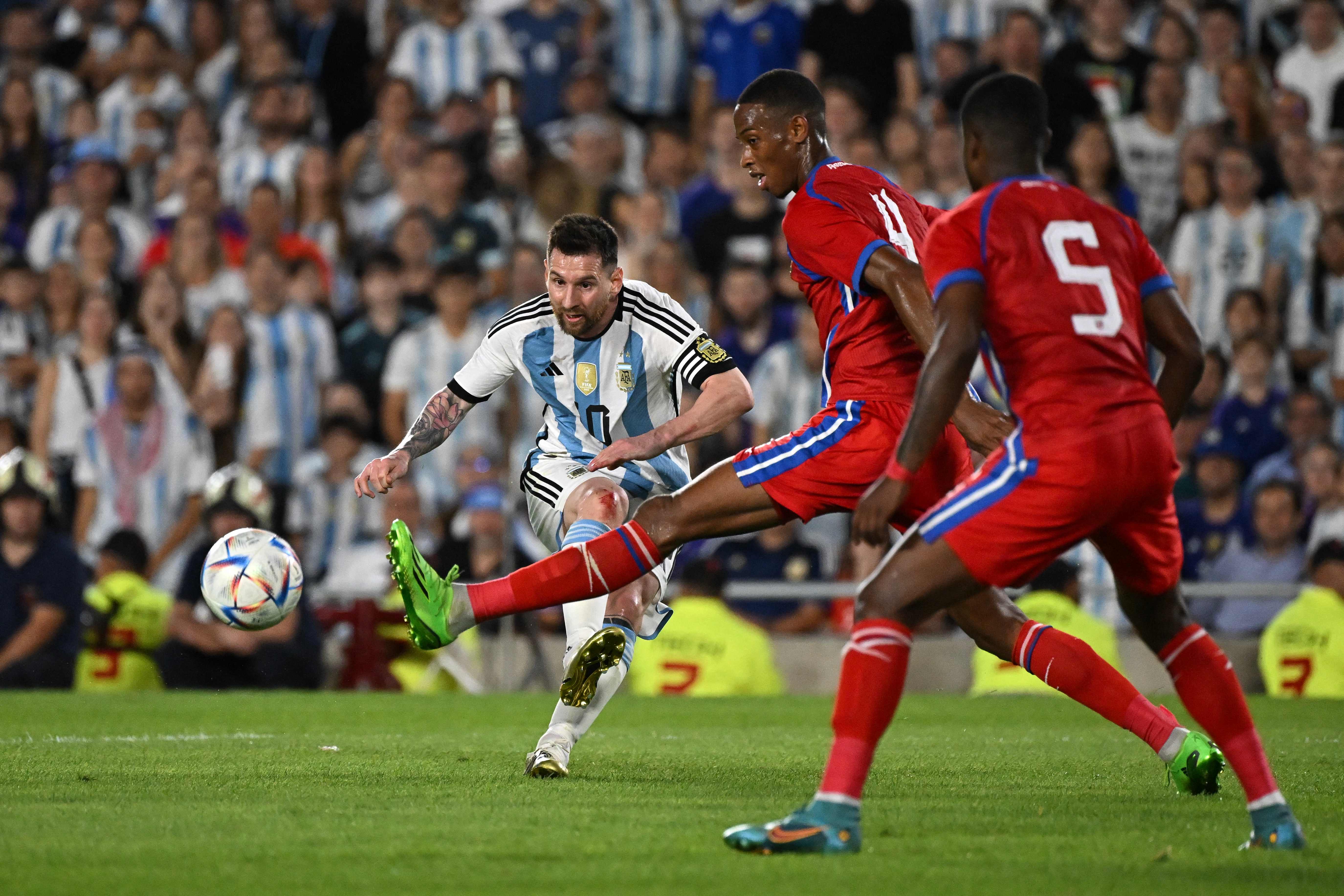 Messi disputa el balón con jugadores de Panamá'