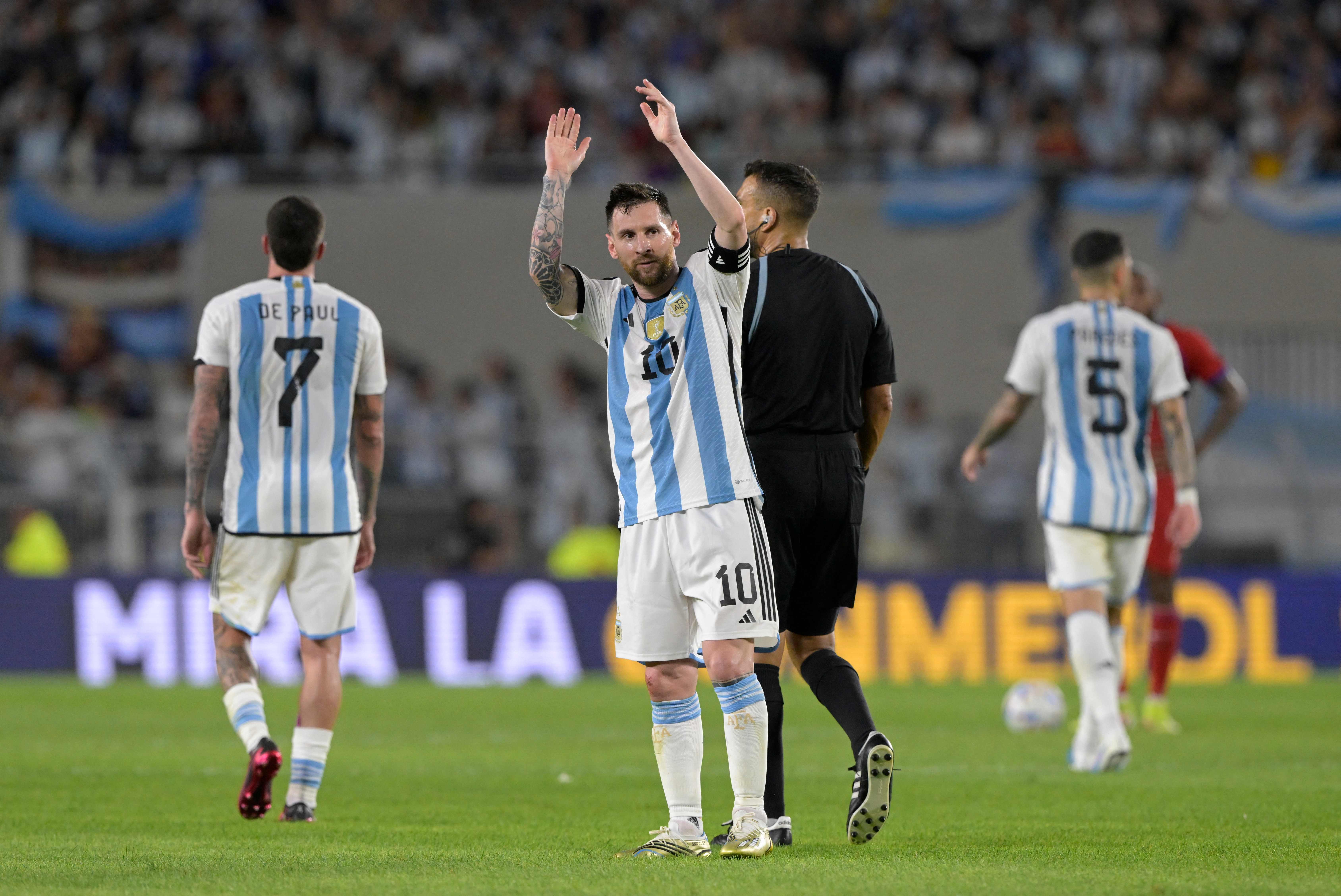 Messi celebra la victoria de su selección contra Panamá'