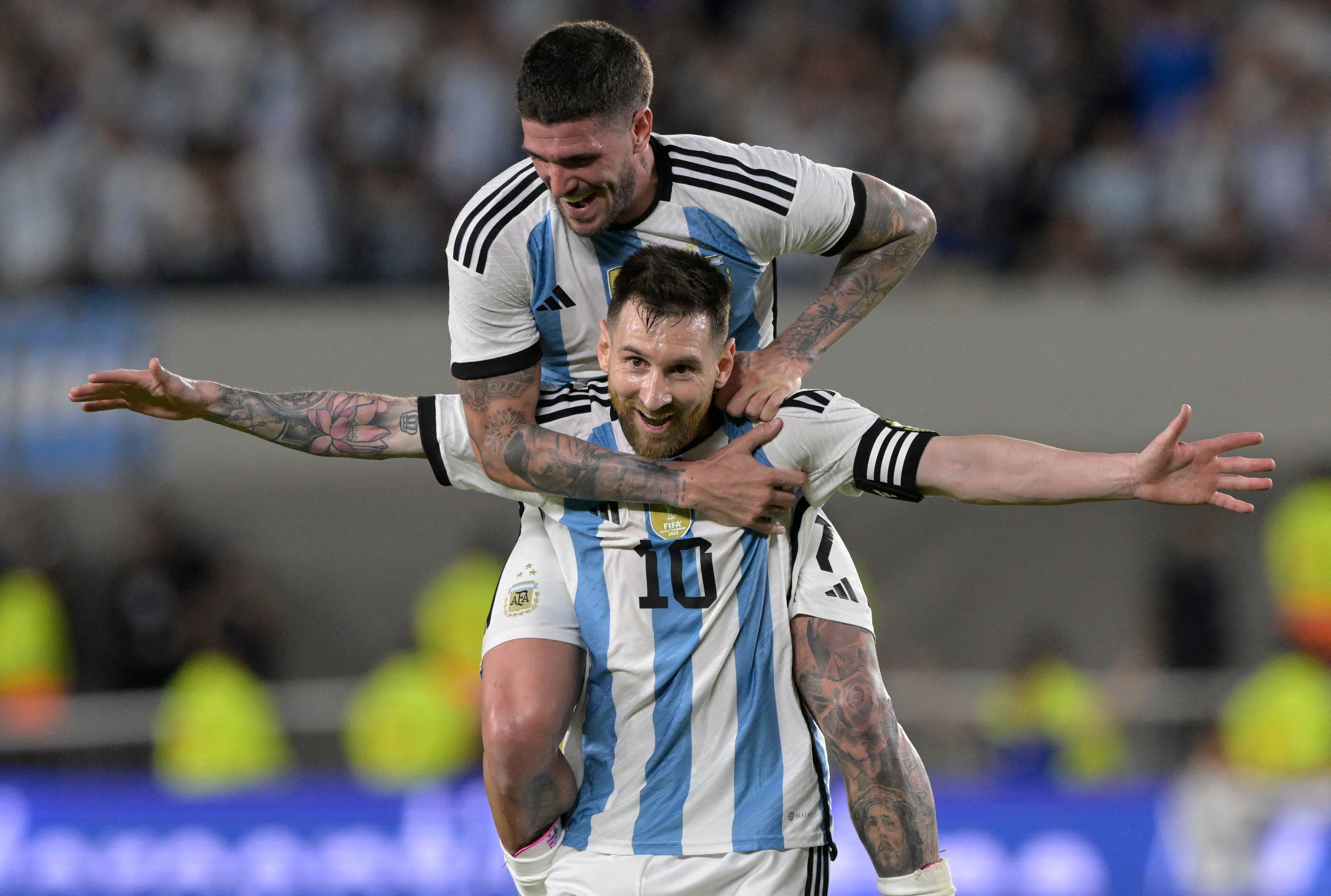 Lionel Messi celebra gol con Rodrigo De Paul'