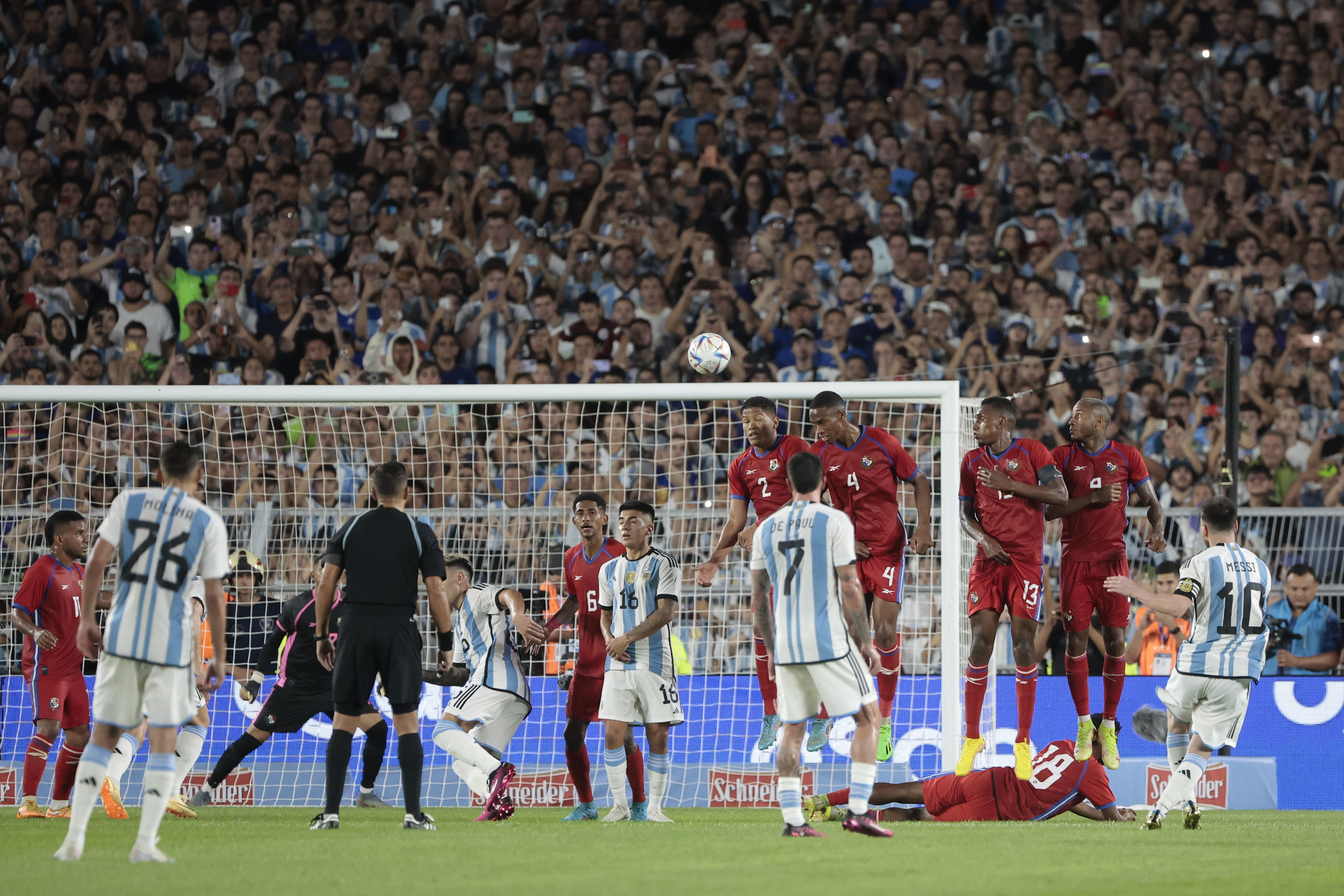 Lionel Messi alcanzó los 800 goles en su carrera luego de patea un tiro libre'