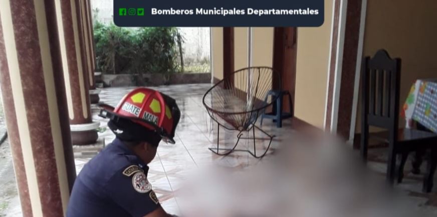 Escena del crimen en una vivienda en la aldea Chipal, en Catarina, San Marcos, en donde mataron a dos personas, entre ellas el hermano de un alcalde de Quetzaltenango. (Foto Prensa Libre: Bomberos Municipales Departamentales)