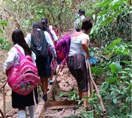 Adolescentes que asisten al Instituto Nacional de Educación Básica Telesecundaria en el cantón Pajales,  Central, San Andrés Villa Seca, Retalhuleu, pues deben cruzarlo pero está completamente dañado. (Foto Prensa Libre: Cristina Espada)