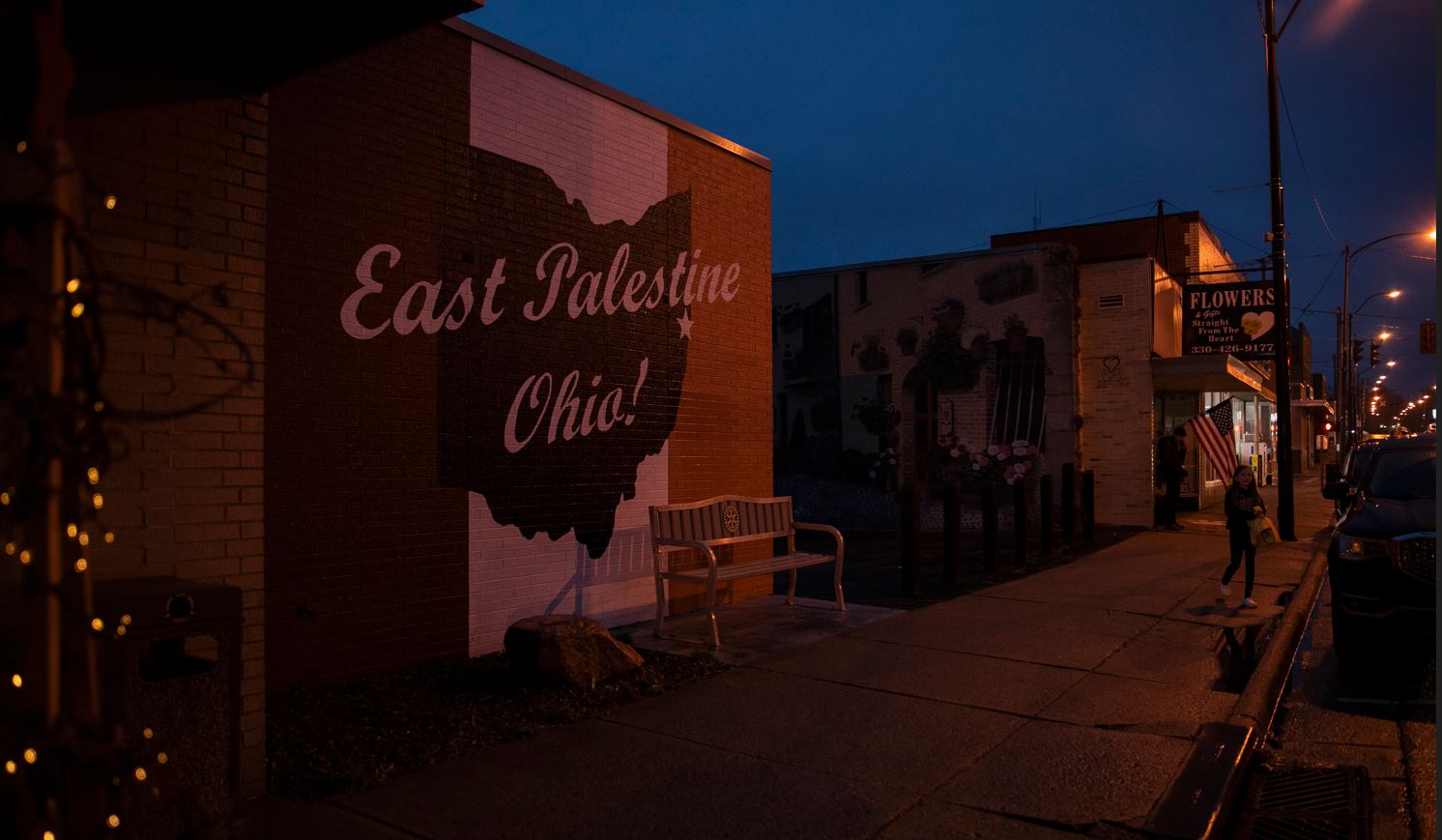 Un mural en el centro de East Palestine, Ohio, 22 de febrero de 2023. Los descarrilamientos de trenes son bastante comunes, pero se puede ver cómo este podría convertirse en un problema político, escribe el columnista del New York Times Paul Krugman. (Maddie McGarvey/The New York Times)