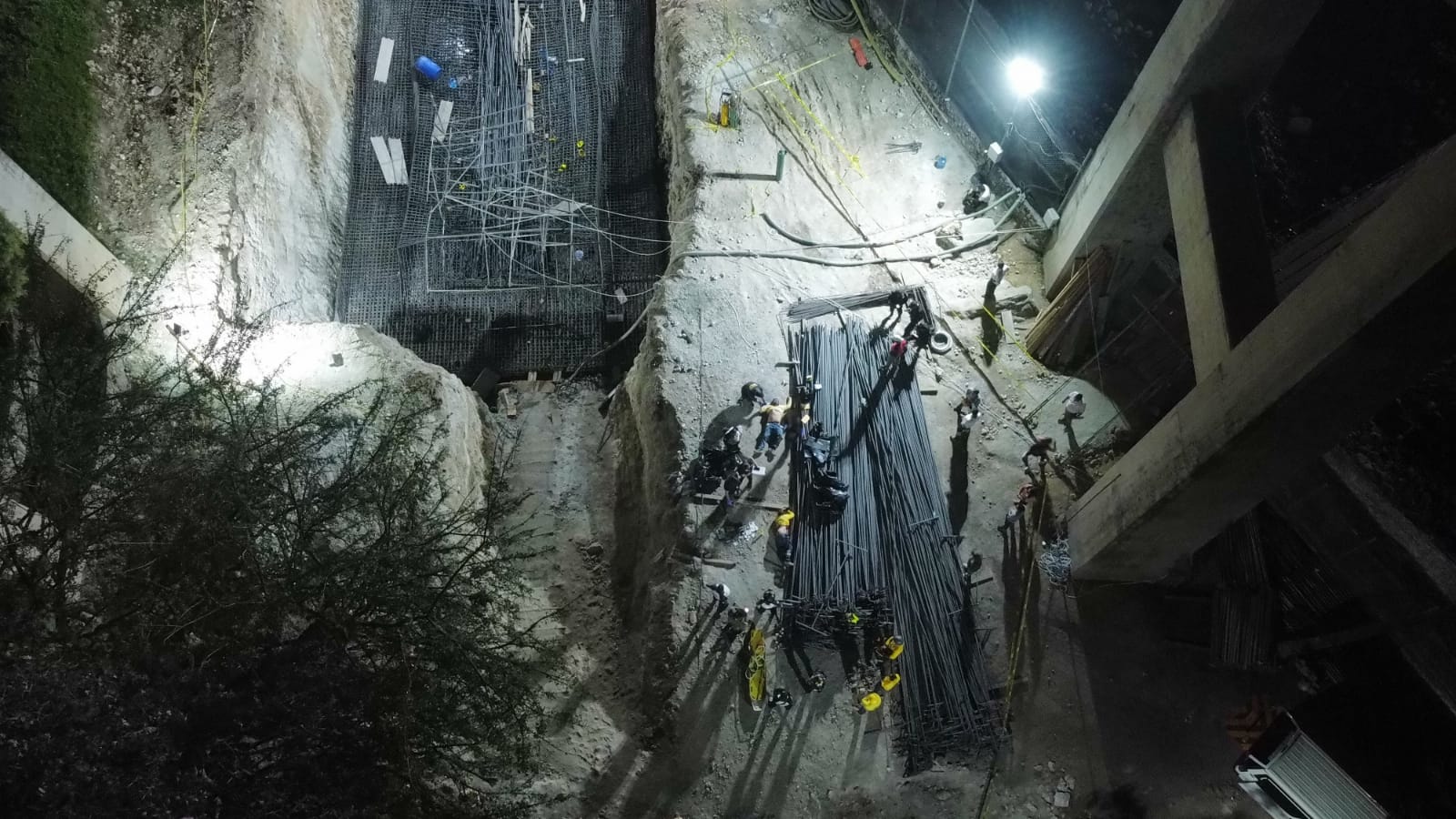 Una estructura de hierro se desplomó en el km 30 de la ruta al Atlántico, donde dos obreros perdieron la vida. (Foto Prensa Libre: María José Bonilla)