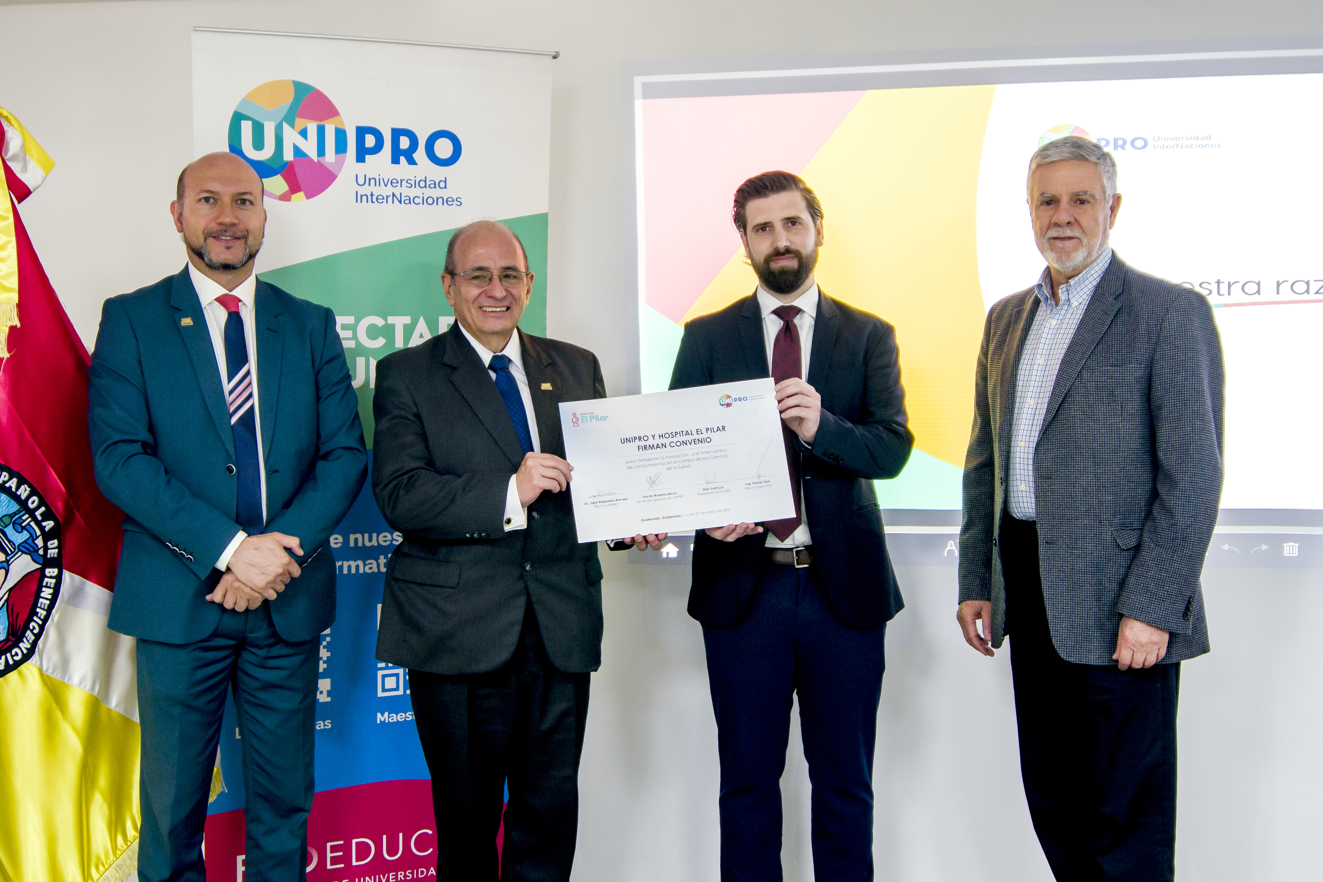 Autoridades de UNIPRO y Hospital El Pilar muestran el convenio de cooperación que firmaron para realizar el intercambio de conocimientos en las ciencias de la salud. Foto Prensa Libre: Sergio Muñoz