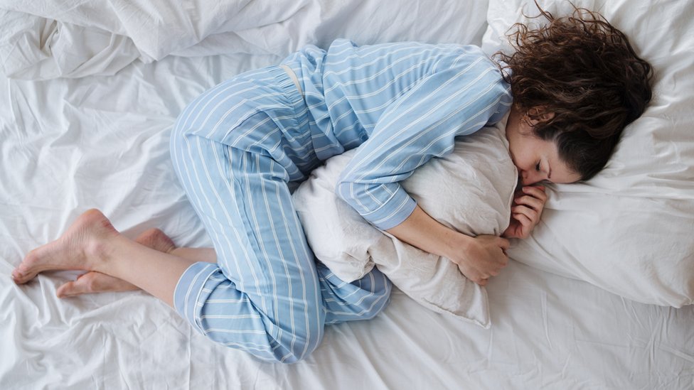 La parálisis del sueño sucede cuando parte del cerebro se despierta mientras el cuerpo permanece temporalmente paralizado. (GETTY IMAGES)