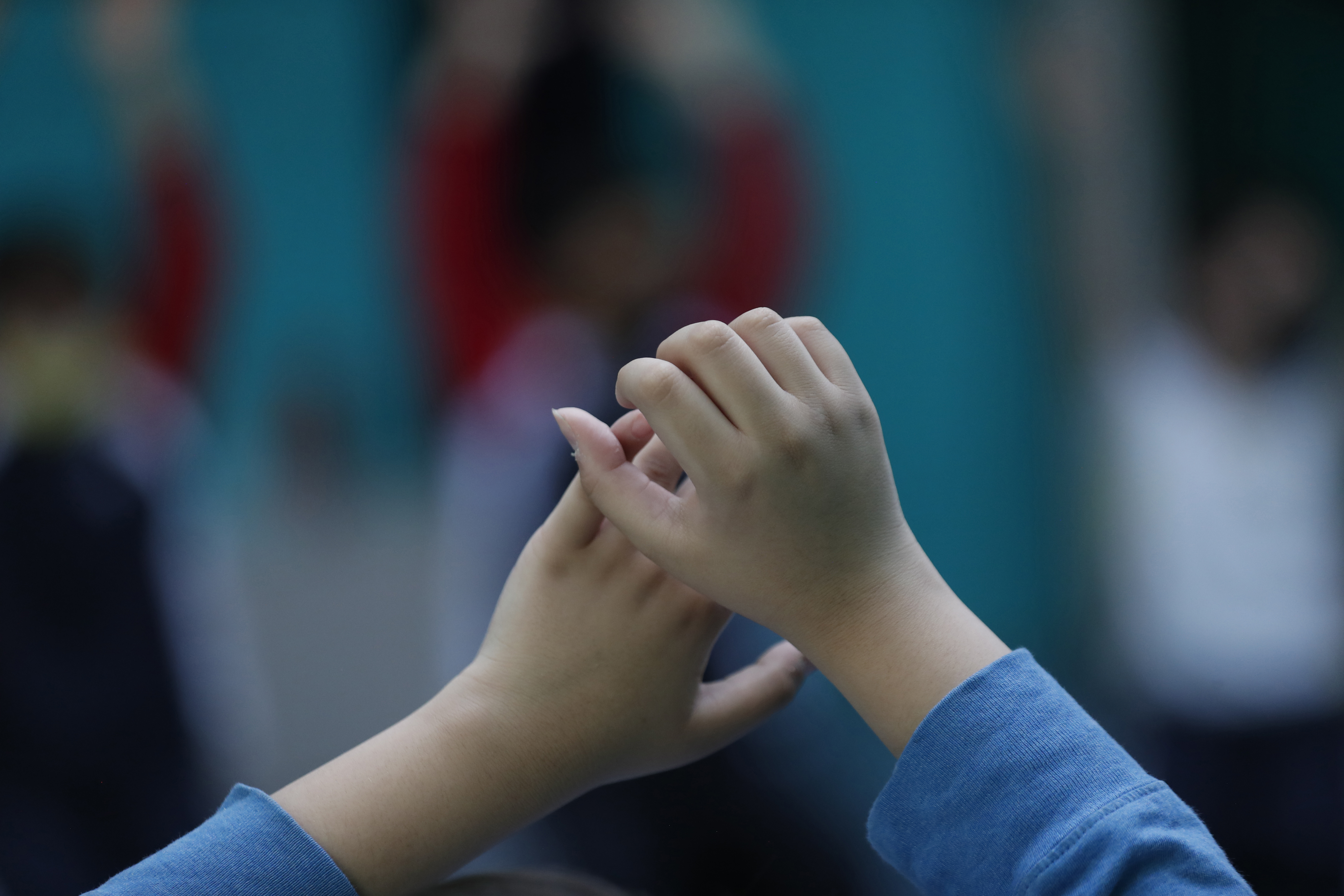 CIUDAD DE MÉXICO (MÉXICO), 01/04/2023.- Detalle de las manos de Altair Salazar Muñiz durante una clase de baile, el 13 de marzo de 2023, en el Colegio América Unida de Ciudad de México (México). Altair, de 10 años, es un niño con diagnóstico y tratamiento del Trastorno del Espectro Autista, una afección neurológica que según las Naciones Unidas tiene un índice alto en la población pero que por la estigmatización y la discriminación no siempre se diagnostica y se trata adecuadamente. La Asamblea de la ONU invita a conmemorar el 2 de abril como el Día Mundial de Concienciación sobre el Autismo. EFE/ Sáshenka Gutiérrez