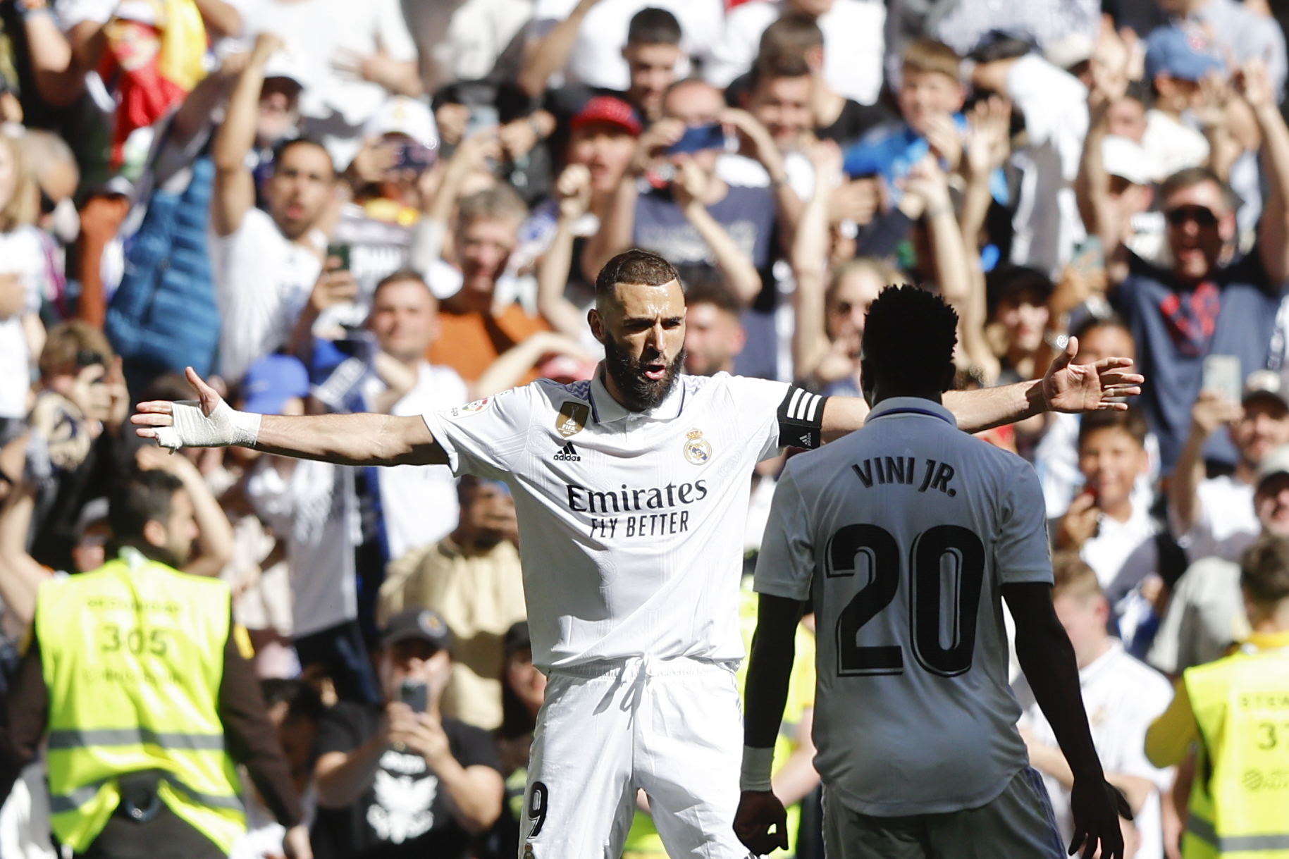 El delantero francés del Real Madrid, Karim Benzema celebra con su compañero, Vinicius Rr, uno de sus goles ante el Valladolid, durante el partido de Liga que el Real Madrid y el Valladolid disputan este domingo en el estadio Santiago Bernabéu de Madrid. Foto Prensa Libre (EFE)