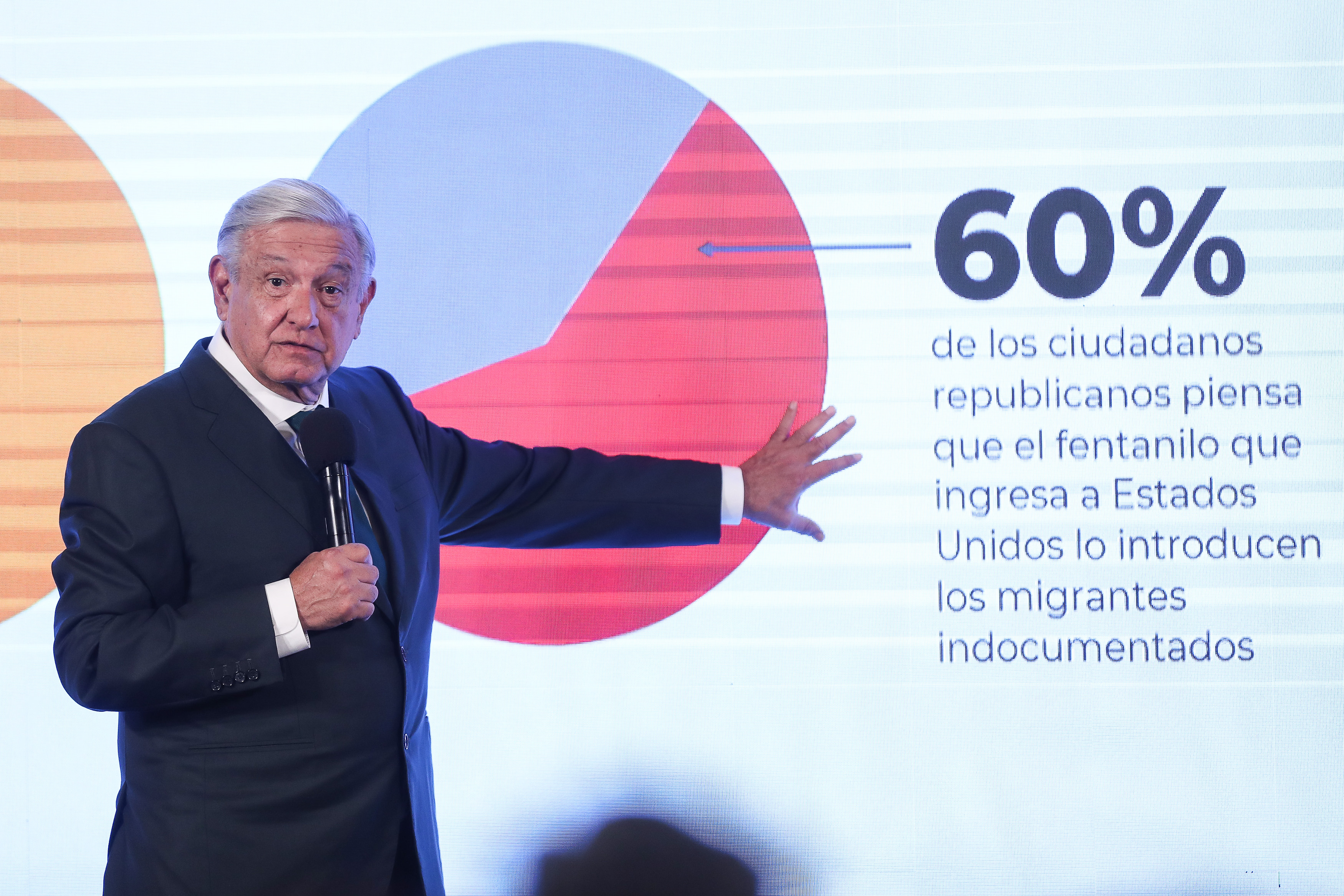 El presidente mexicano, Andrés Manuel López Obrador, reveló el martes 4 de abril que envió una carta a su homólogo de China, Xi Jinping, para pedirle ayuda contra el tráfico de fentanilo en medio de los crecientes cuestionamientos a México de políticos estadounidenses. (Foto Prensa Libre: EFE).