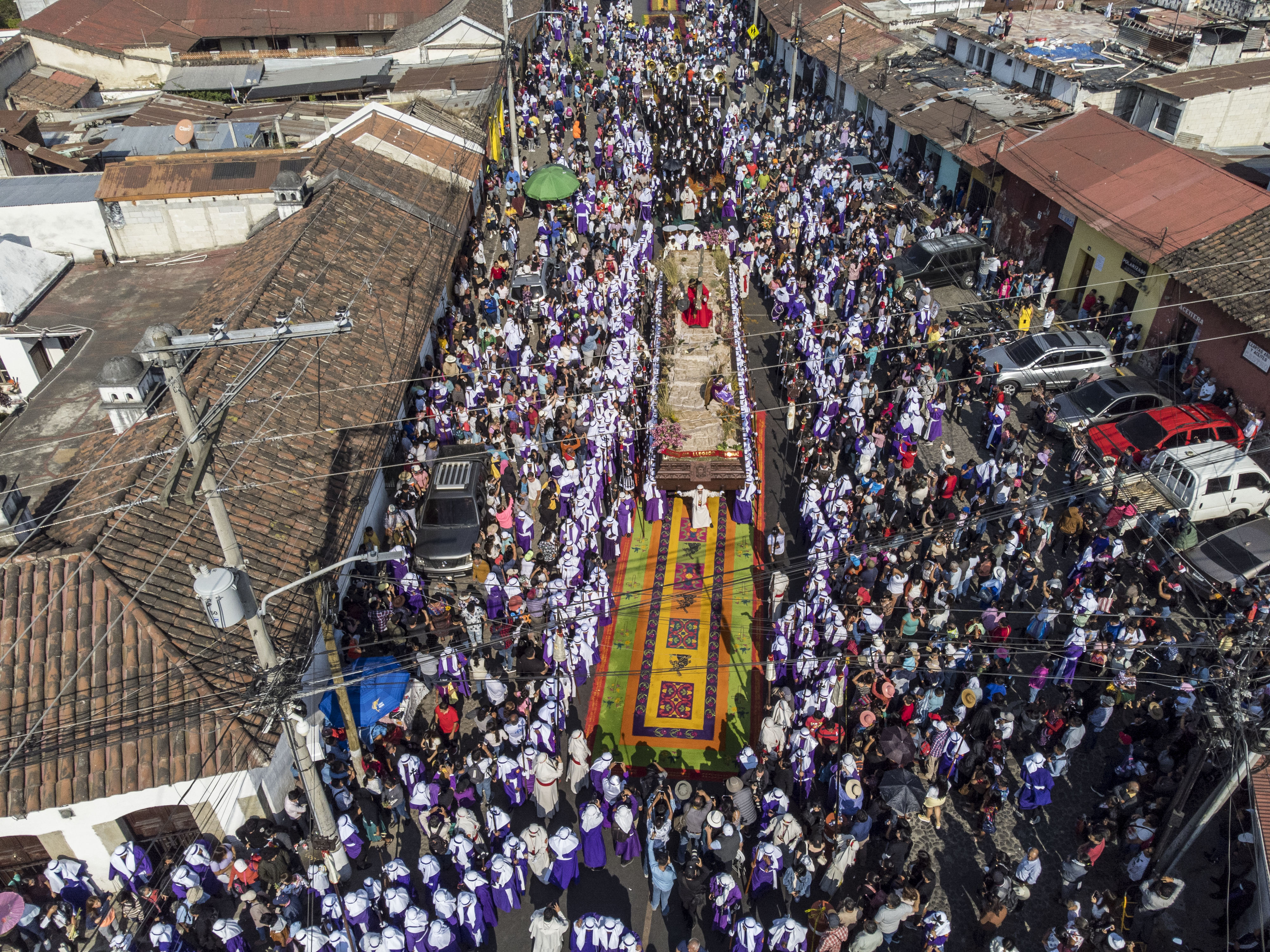 Las procesiones en Guatemala son un ícono de Semana Semana, en la foto cargan la imagen de Jesús Nazareno de la iglesia La Merced durante el Viernes Santo, en Antigua Guatemala.