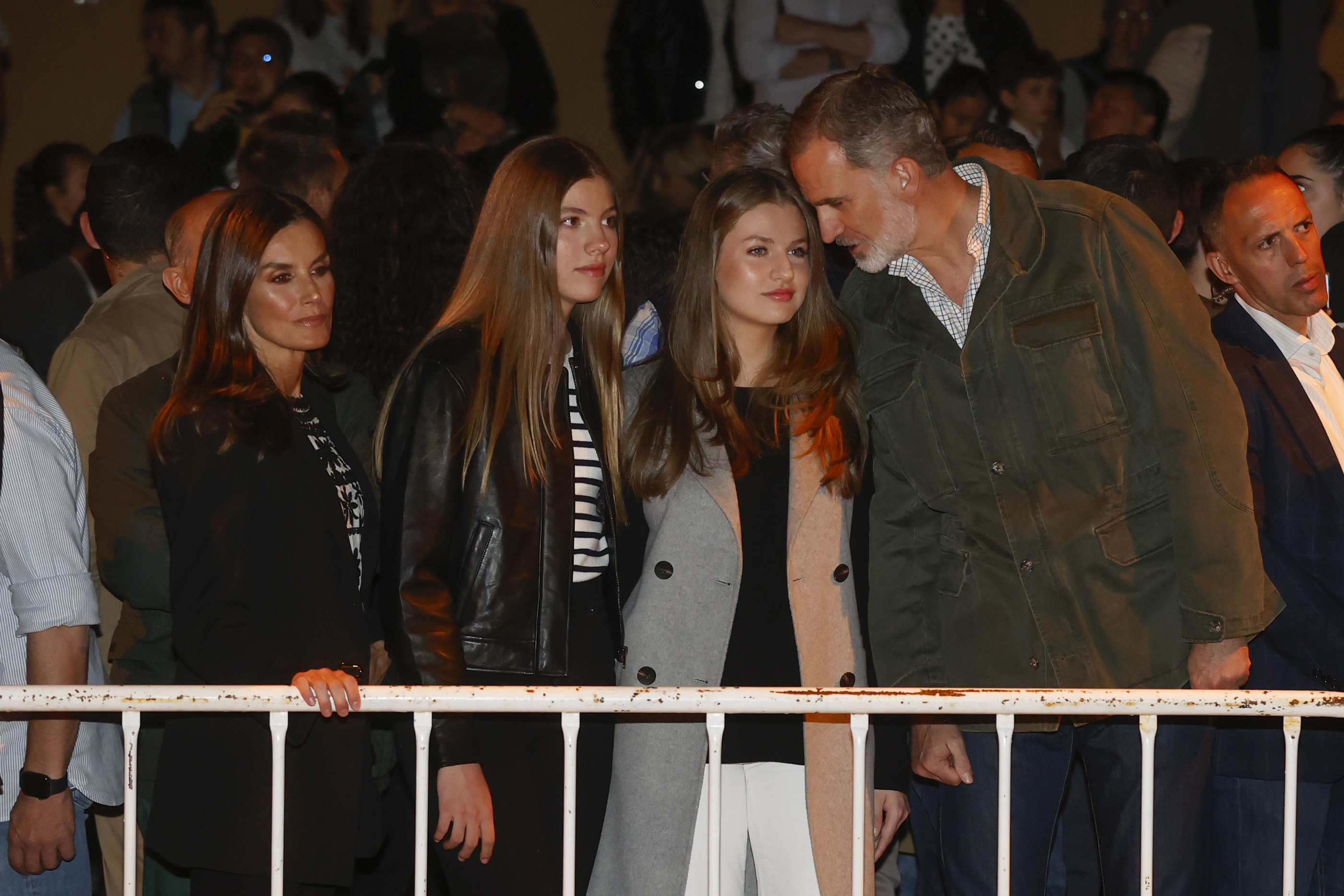 Los reyes Felipe (d) y Letizia (i), acompañados por sus hijas, la princesa Leonor (2d) y la infanta Sofía (2i), a su llegada este Sábado Santo a la localidad madrileña de Chinchón. (Foto Prensa Libre: Carlos Hidalgo)