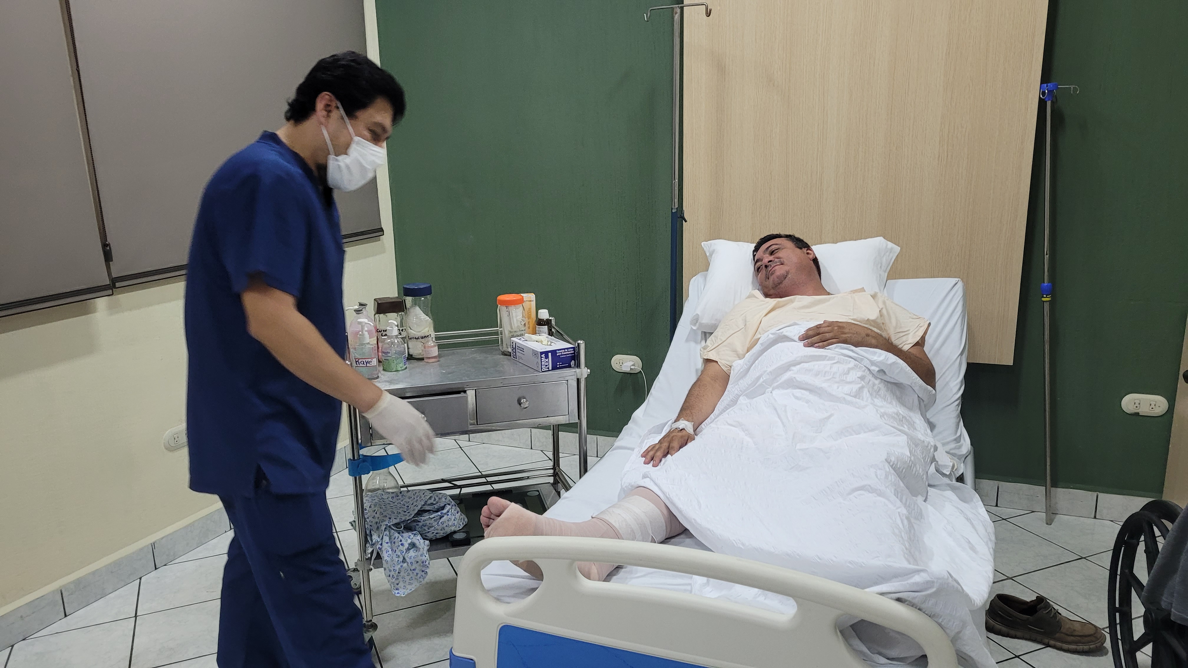 Ramiro Rivera, candidato a la alcaldía de Chicacao, Suchitepéquez, convalece en un hospital. (Foto Prensa Libre: Marvin Túnchez)