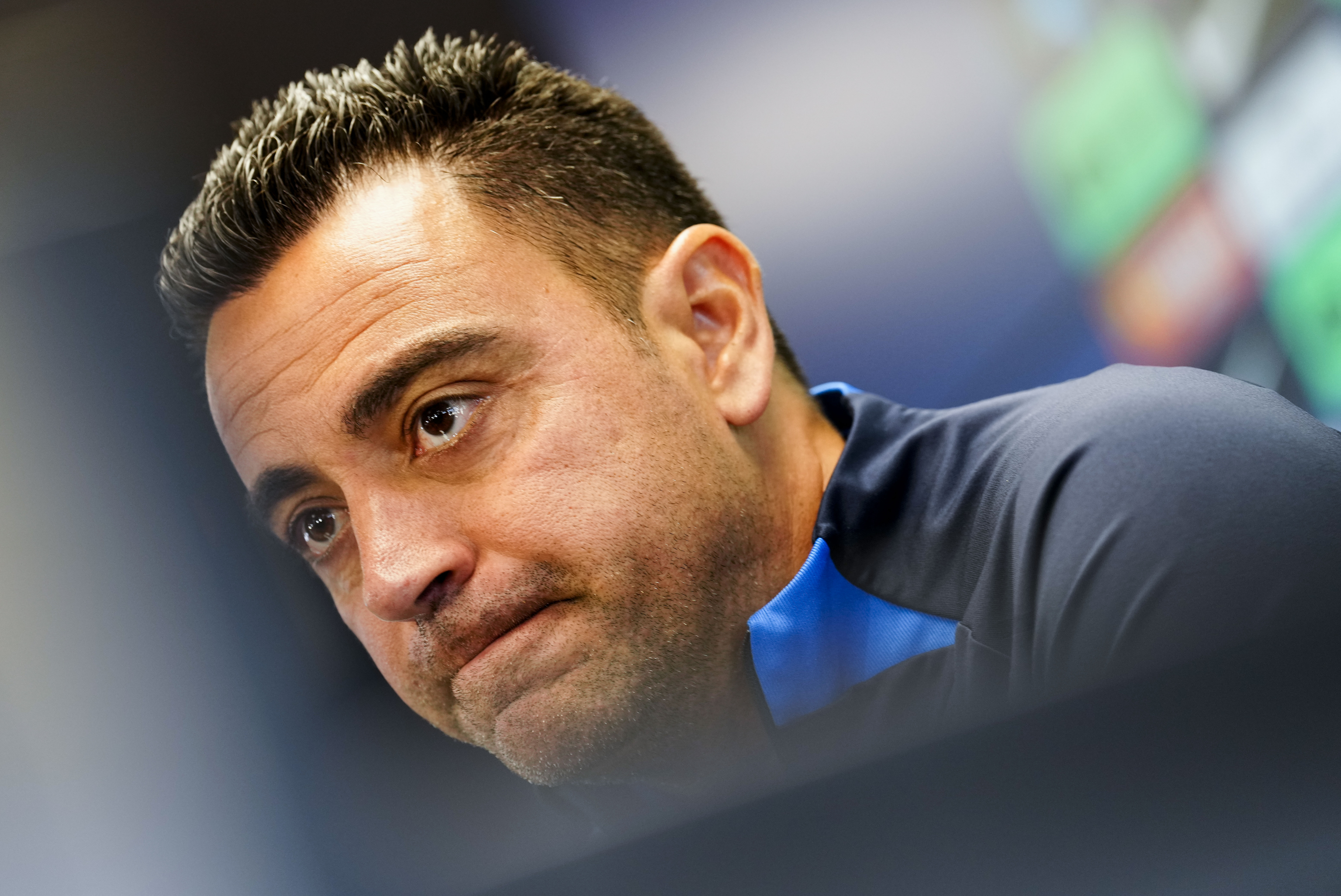 El entrenador del FC Barcelona, Xavi Hernández, durante la rueda de prensa tras el entrenamiento que el equipo azulgrana ha realizado este martes en la ciudad deportiva Joan Gamper. (Foto Prensa Libre: EFE)