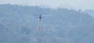 La Fuerza Aérea Guatemalteca apoya con helicópteros las tereas de control de los incendios forestales en Petén. (Foto Prensa Libre: Cortesía Ejército de Guatemala)