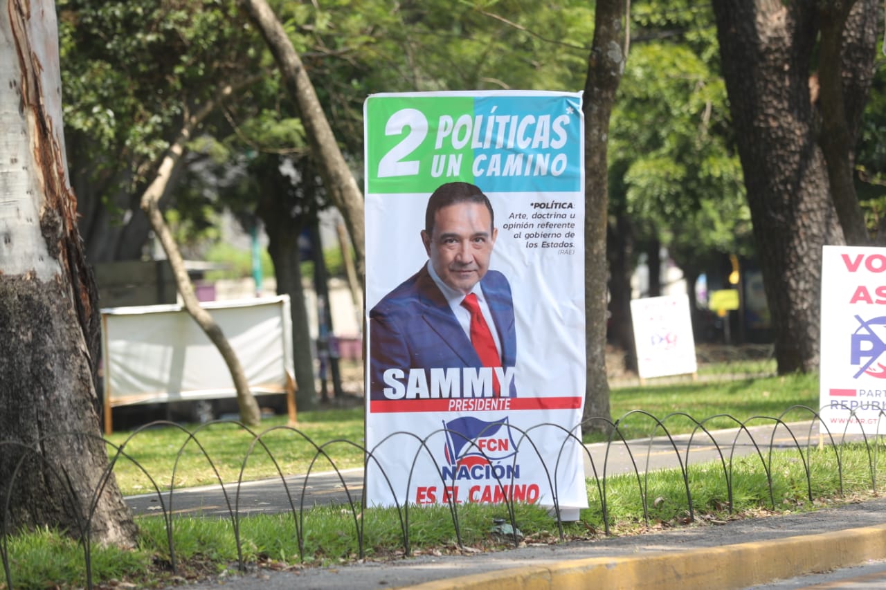 El Partido FCN-Nación empezó a remover su campaña anterior y sustituirla por una nueva estrategia, luego de que el TSE lo sancionara por hacer a alusión a la mujer. (Foto Prensa Libre: Juan Diego González)