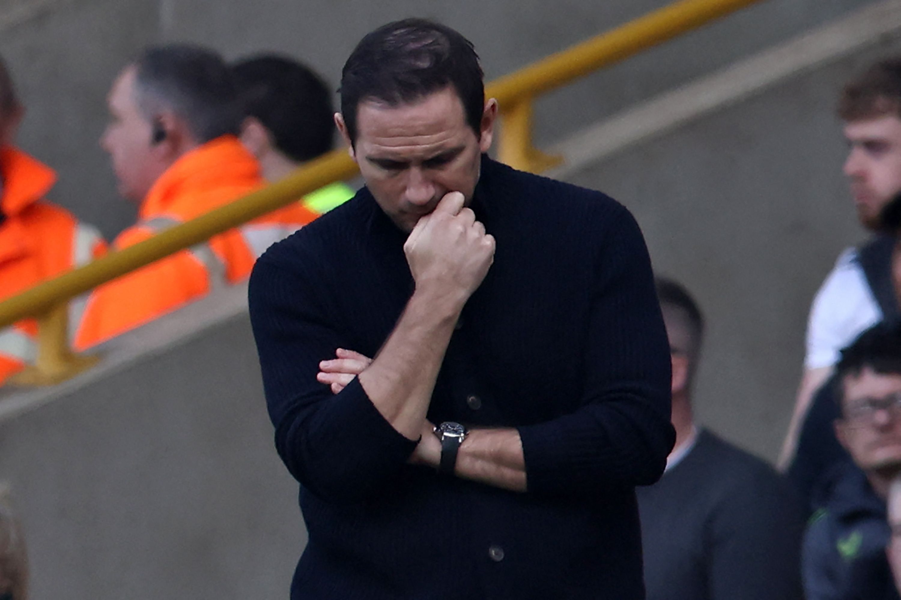 El entrenador interino inglés del Chelsea, Frank Lampard, hace un gesto en la línea de touch durante el partido de fútbol de la Premier League inglesa entre Wolverhampton Wanderers y Chelsea en el estadio Molineux en Wolverhampton, en el centro de Inglaterra, el 8 de abril de 2023. Foto Prensa Libre (AFP)