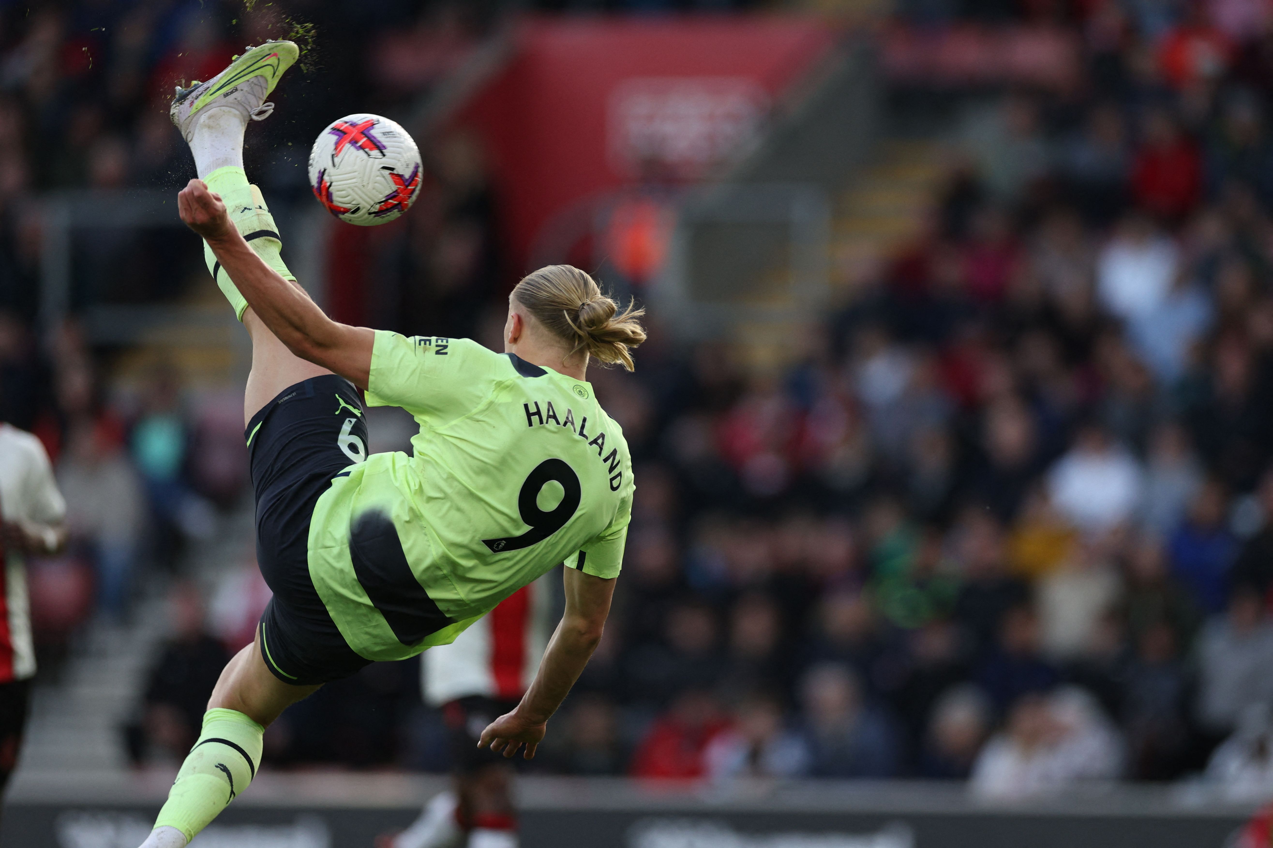 El tiro acrobático de Haaland para anotar su gol 30 en Premier League. Foto Prensa Libre (AFP)