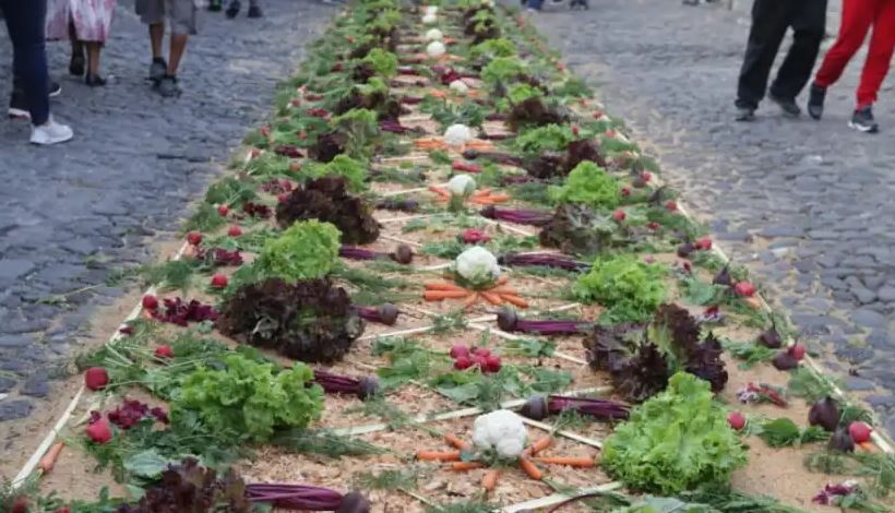 Alfombra hecha de verduras en Antigua Guatemala durante la Semana Santa