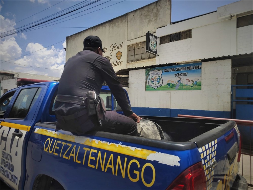 Capturan a un menor de edad en la zona 2 de Xela por activa una bomba molotov en una escuela