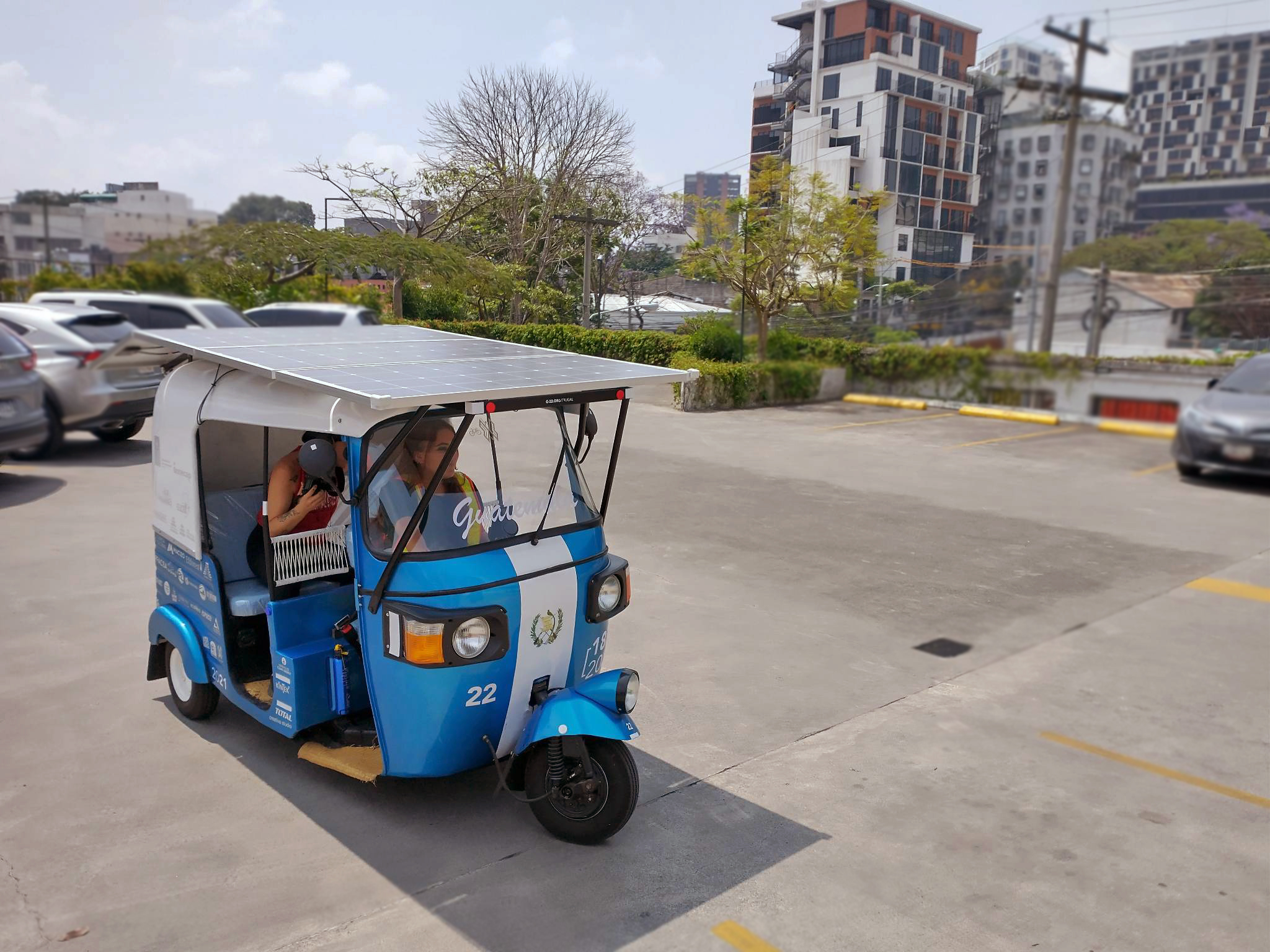 El proyecto de tuk tuk solar eléctrico sigue destacando a nivel internacional.  (Foto Prensa Libre: Cortesía Alfredo Maul/ G-22)