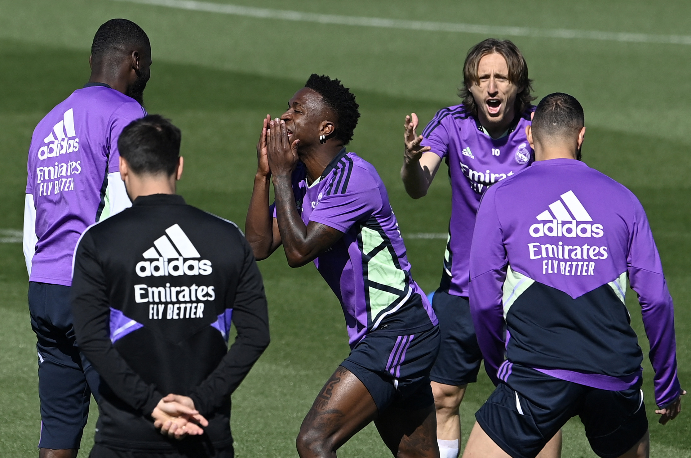 El brasileño Vinicius, durante el entrenamiento de este viernes con el Real Madrid. (Foto Prensa Libre: AFP)