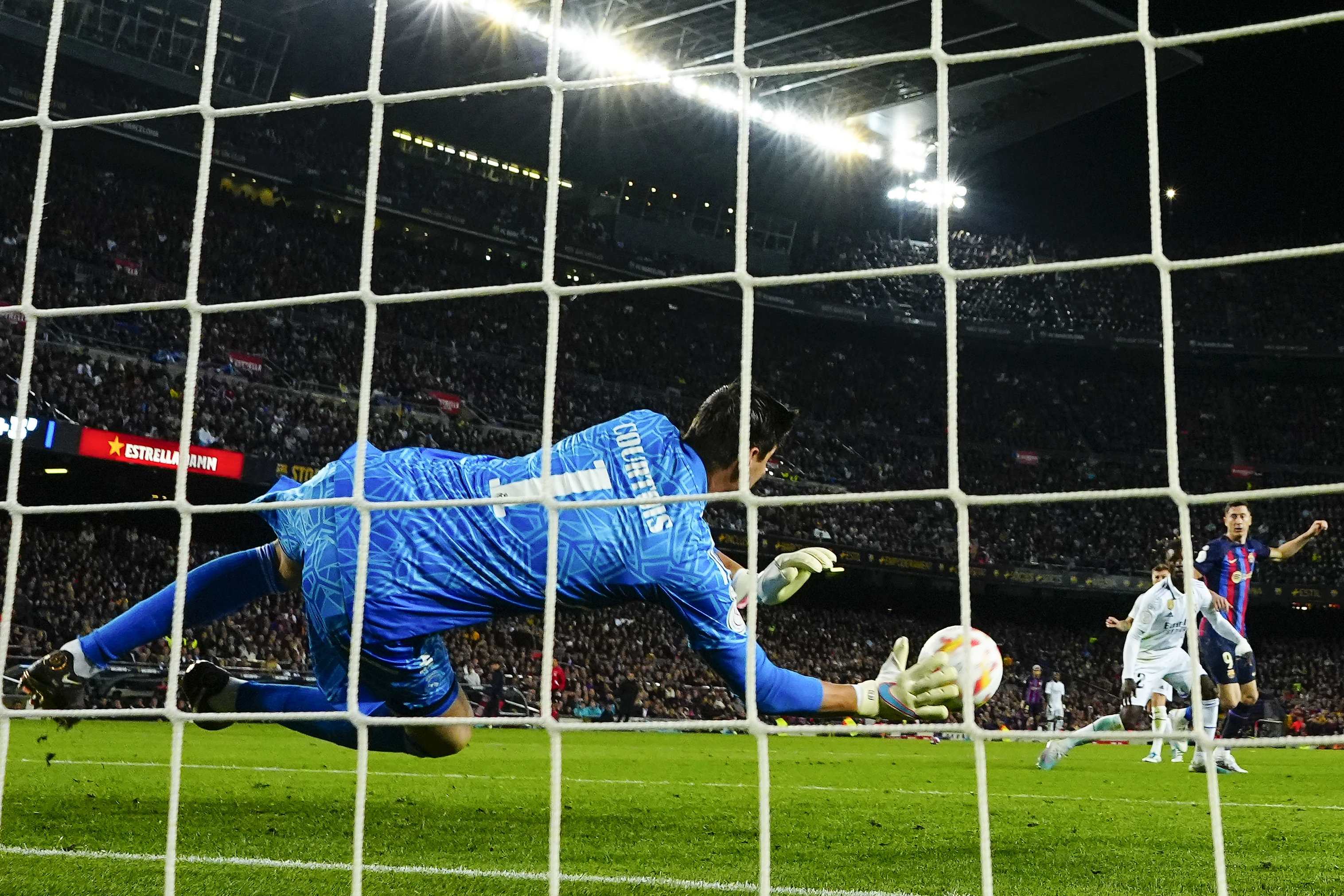 El guardameta belga del Real Madrid Thibaut Courtois (i) ataja un disparo durante el partido de vuelta de la semifinal de la Copa del Rey. (Foto Prensa Libre: EFE)