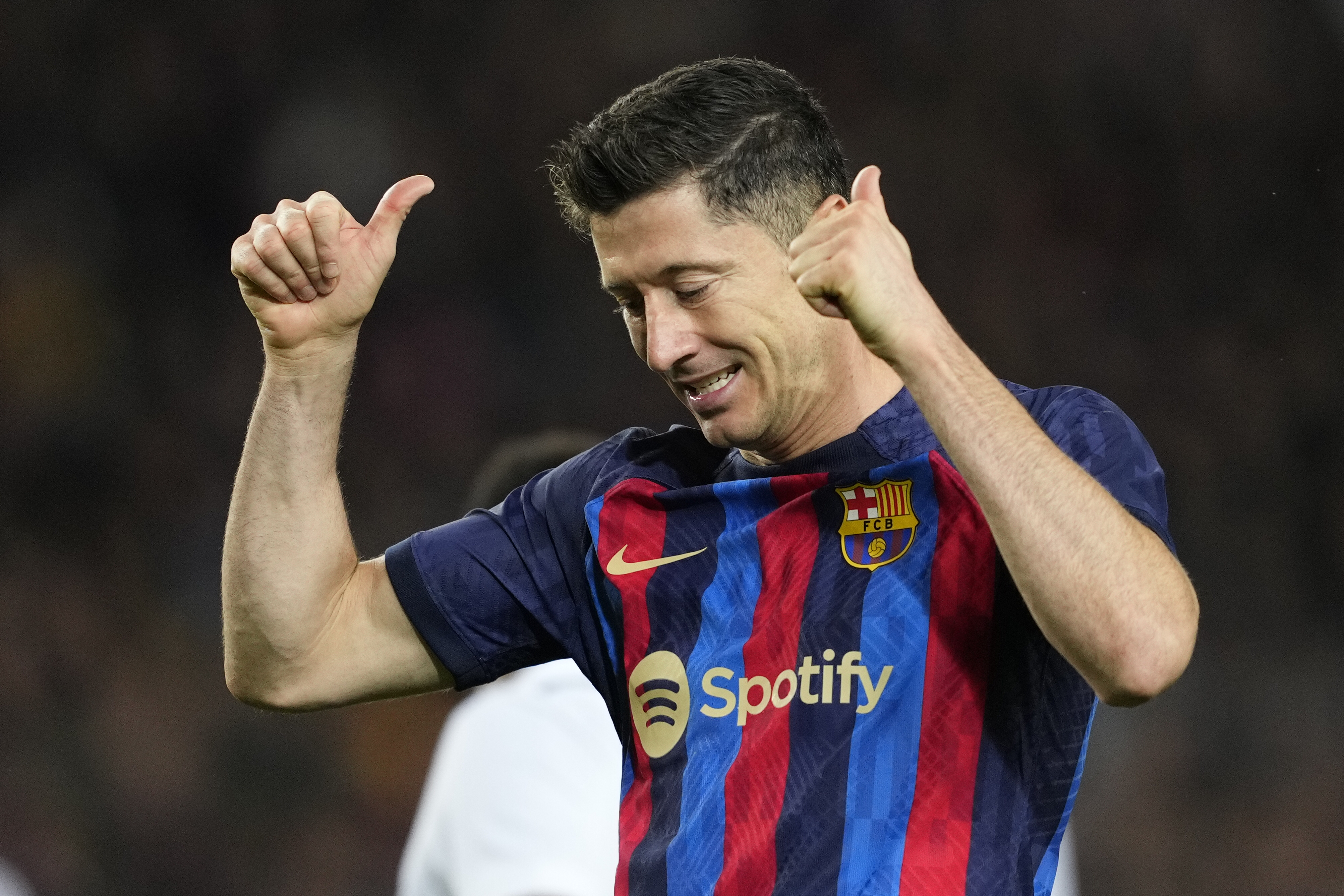 El delantero polaco del FC Barcelona Robert Lewandowski quiere que Leo Messi regrese al club azulgrana. (Foto Prensa Libre: EFE)