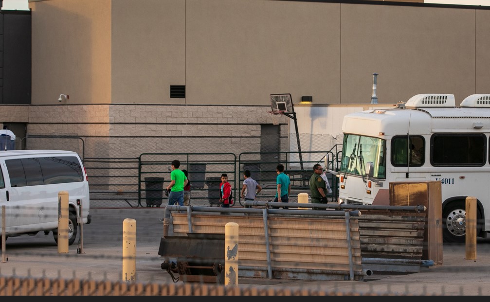 Jóvenes entregados en el centro de la Patrulla Fronteriza, en Clint, Texas, el 4 de julio de 2019. (Ilana Panich-Linsman/The New York Times)