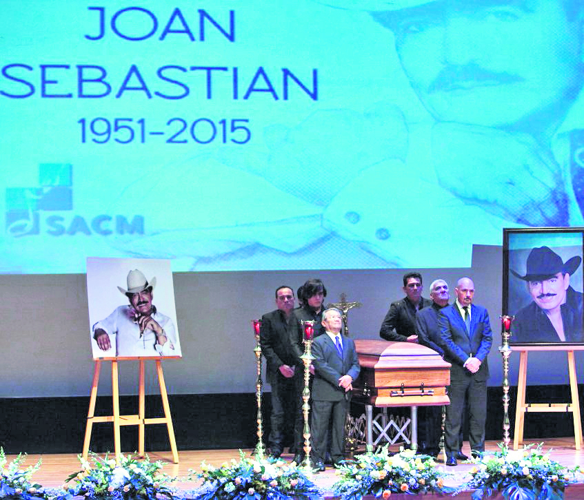 El presidente de la Sociedad de Autores y Compositores de MÈxico (SACM), Armando Manzanero (i, frente), y la familia del cantautor Joan Sebastian asisten en un homenaje cuando murió el cantante. .  (Foto Prensa Libre: EFE)