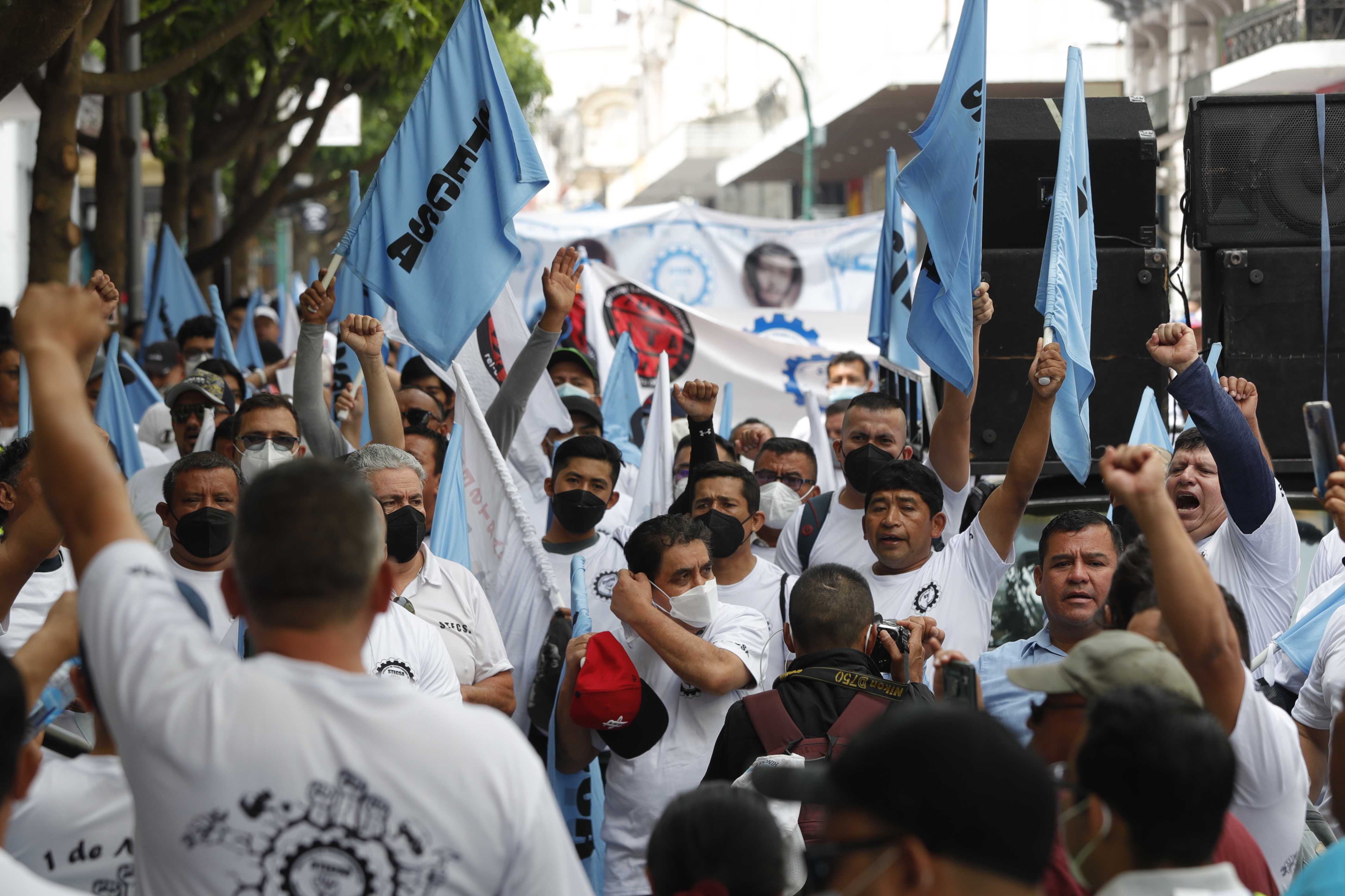 Sindicalistas marchan en el Da del Trabajo, cientos de personas se desplazaron desde la zona 5 recorriendo toda la sexta Av hacia el parque de la constitucin.