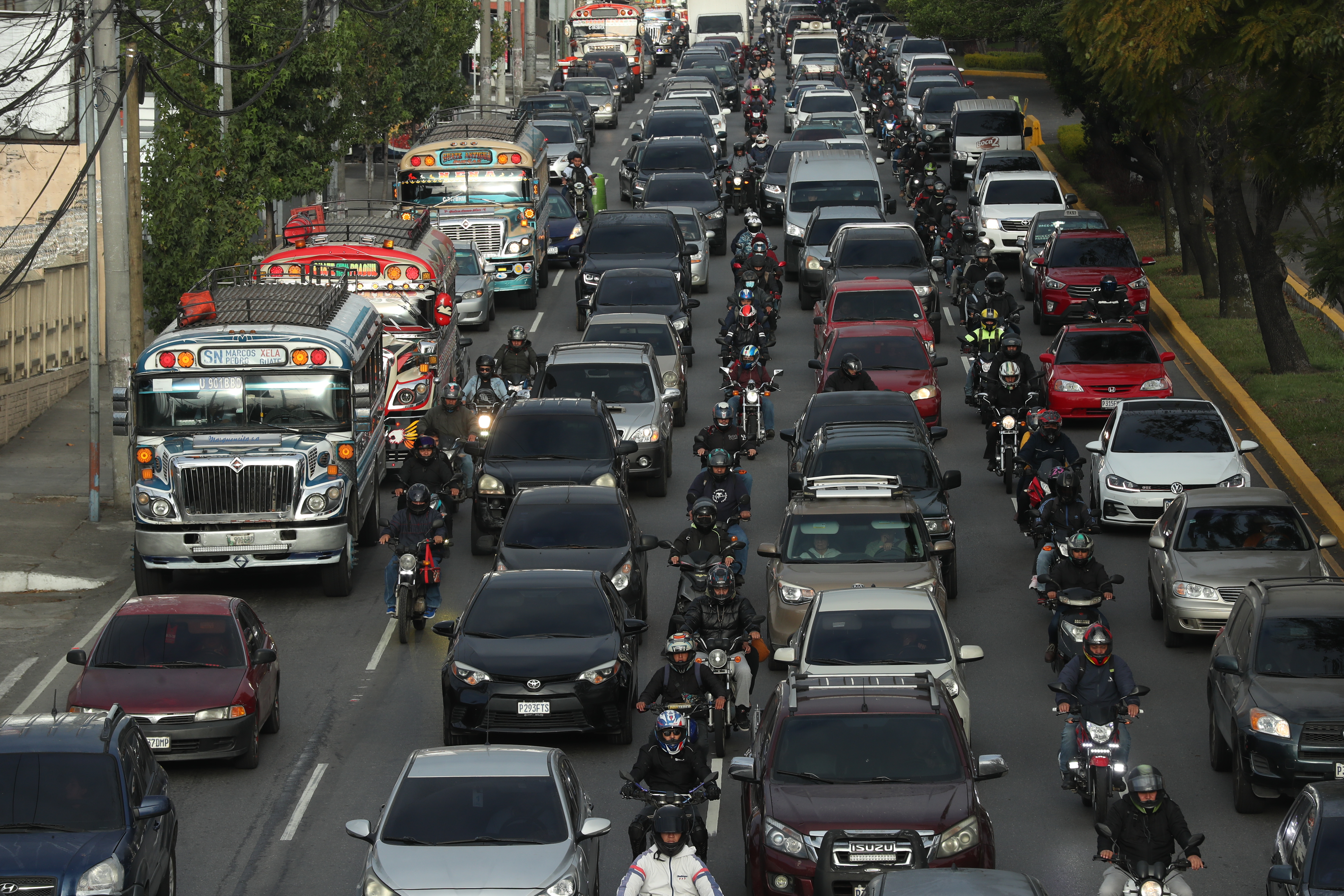 Congestionamiento vehicular en la calzada Roosevelt'