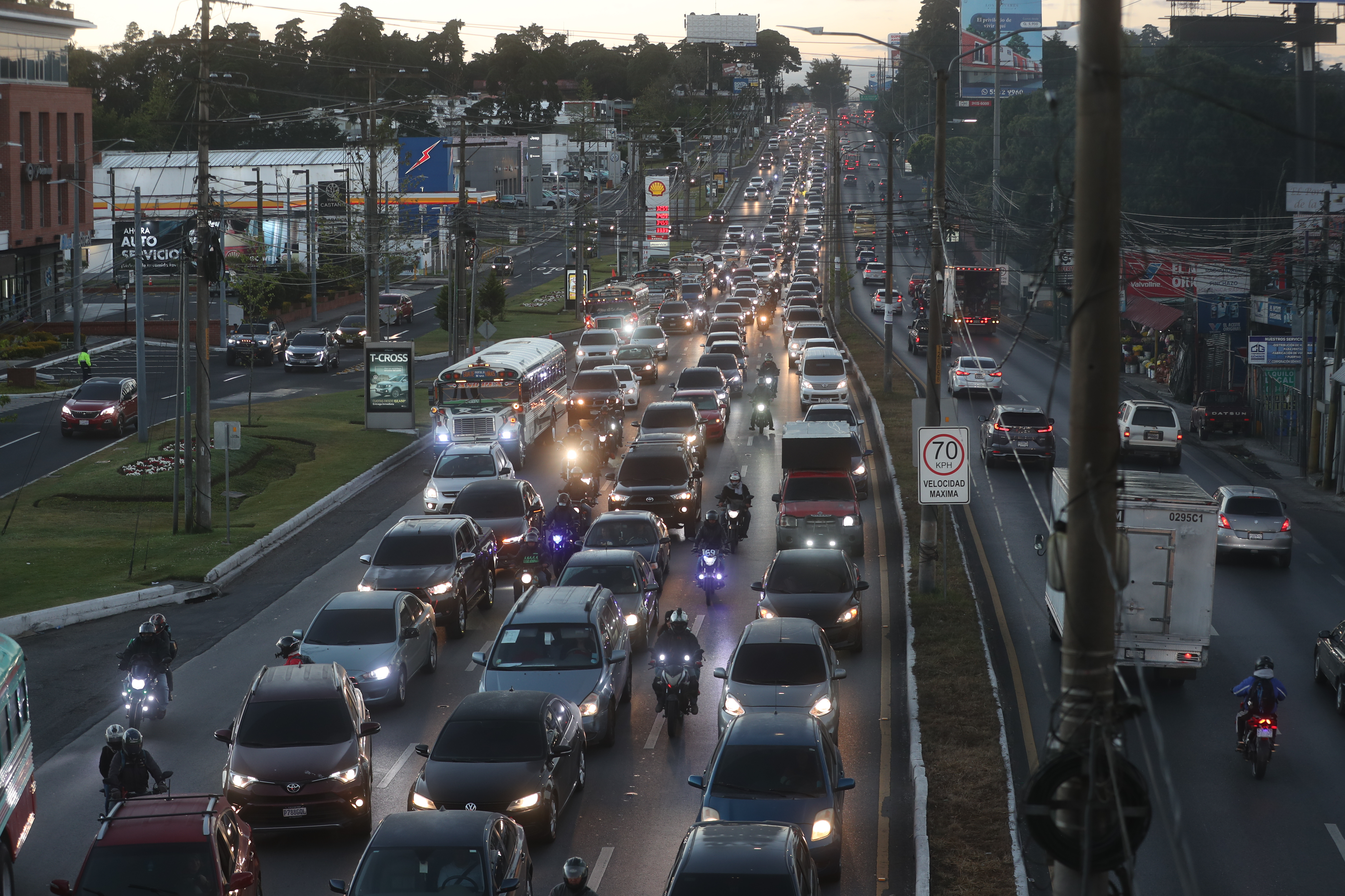 Congestionamiento vehicular en carretera a El Salvador.'